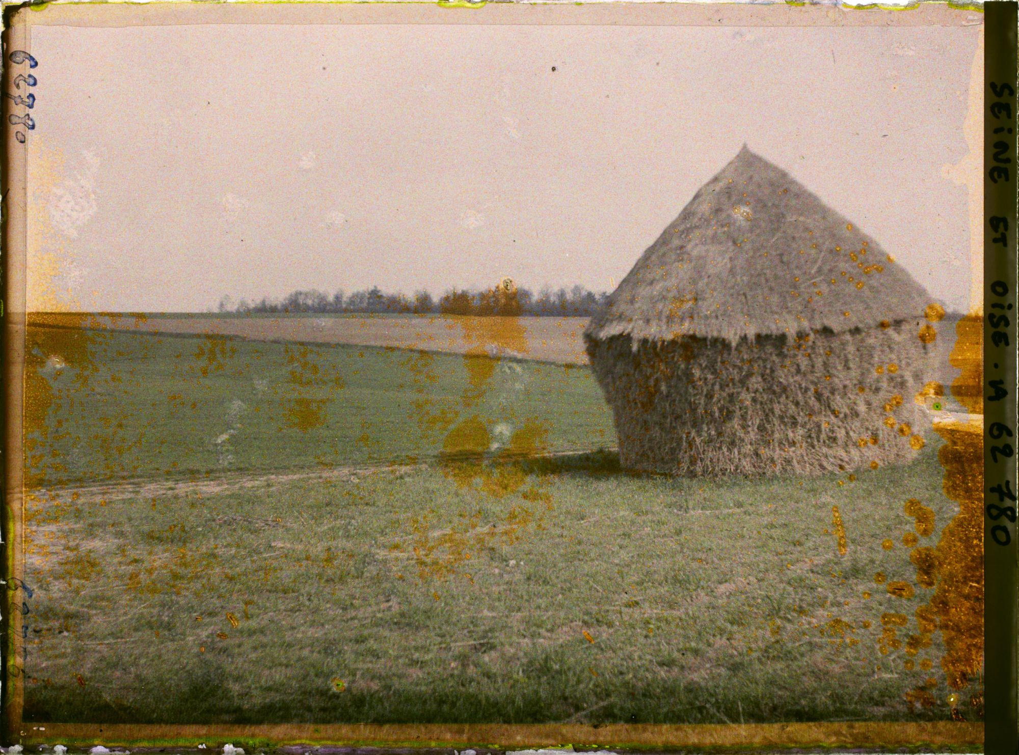 Image représentant Ile de France, Vallangoujard, Meules de blé sur le terrain de la récolte - Le terrain non préparé pour la nouvelle récolte