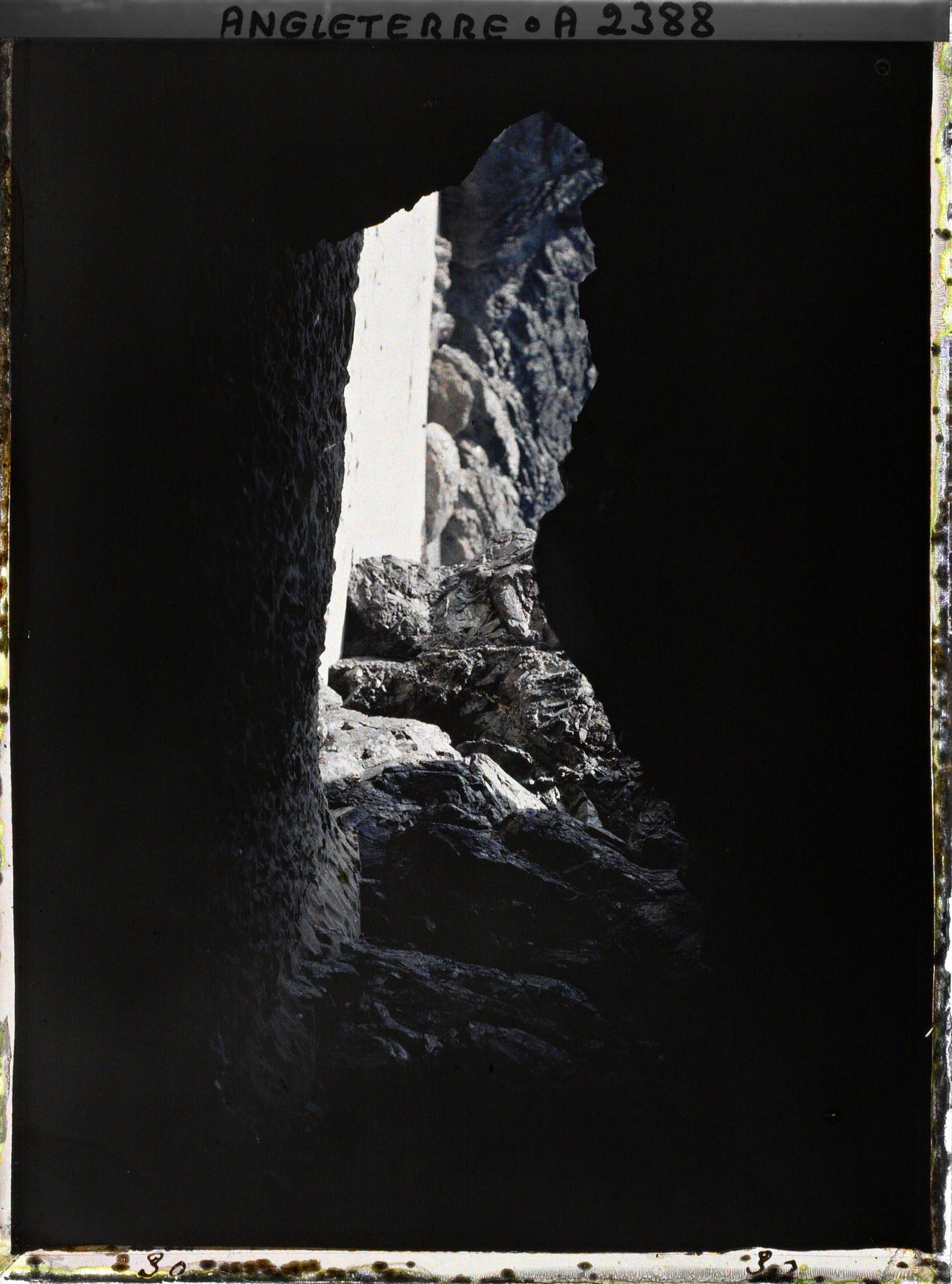 Image représentant Tunnel creusé dans la roche, probablement au niveau d'une falaise ou d'une plage