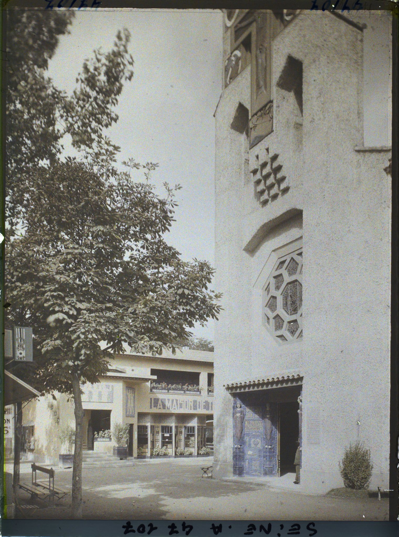 Image représentant L'Exposition des arts décoratifs, l'Église du Village français, architecte Jacques Droz, construite par la Société de Saint-Jean