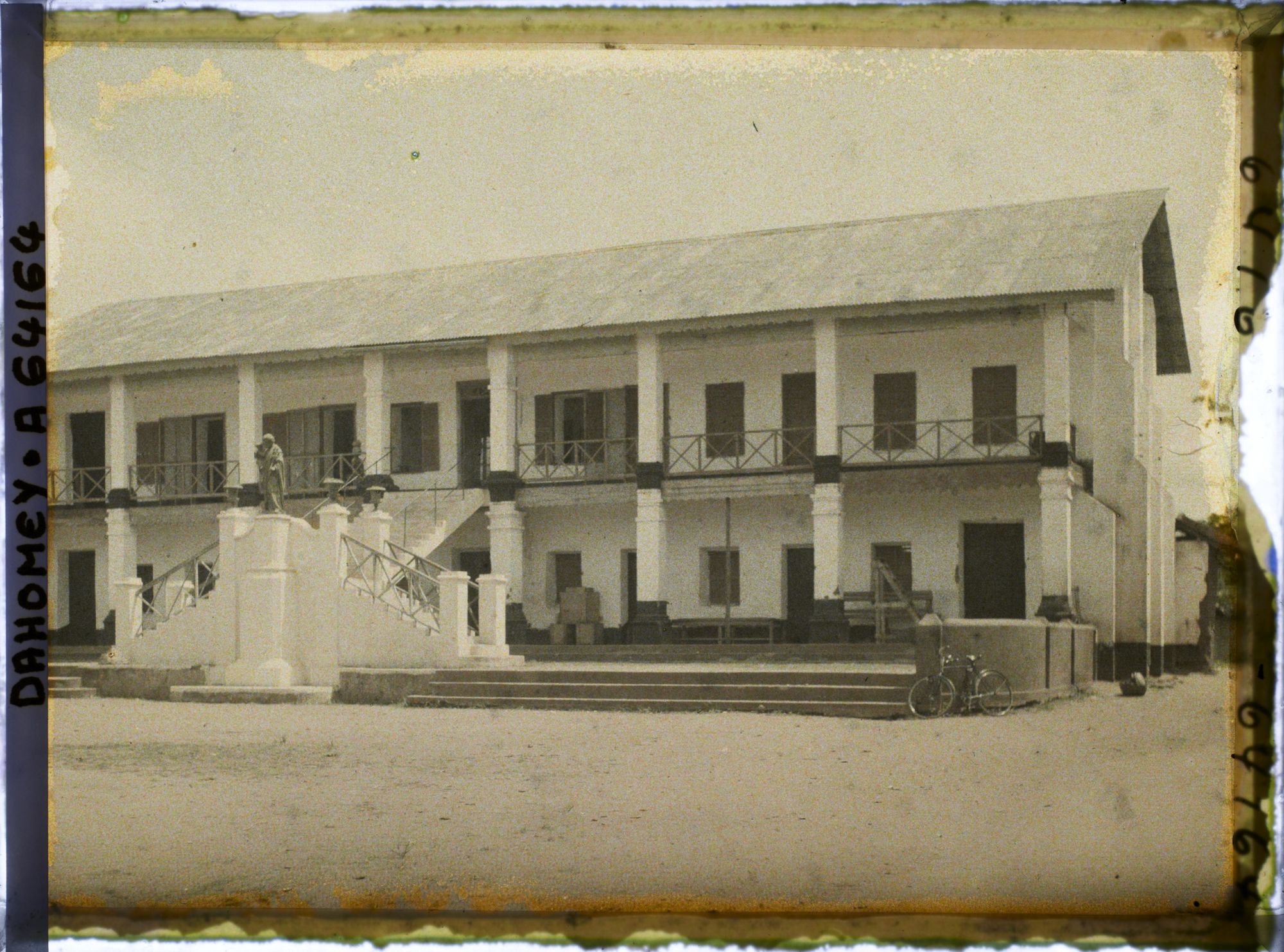 Image représentant Le bâtiment central de la mission catholique (l'école ?)