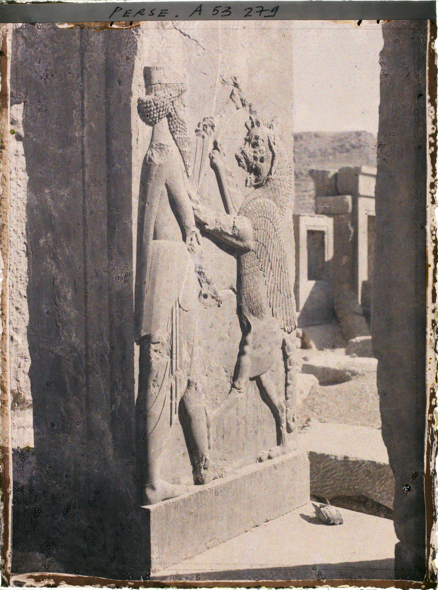 Image représentant Bas-relief représentant Darius 1er luttant contre un animal fabuleux (lion ailé) symbolisant les forces du mal, palais du Tatchara