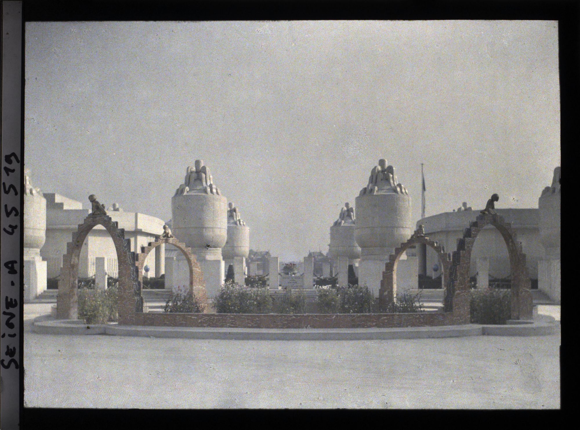 Image représentant L'Exposition des arts décoratifs, Jardin des Nymphéas sur l'esplanade devant le Pavillon de Sèvres