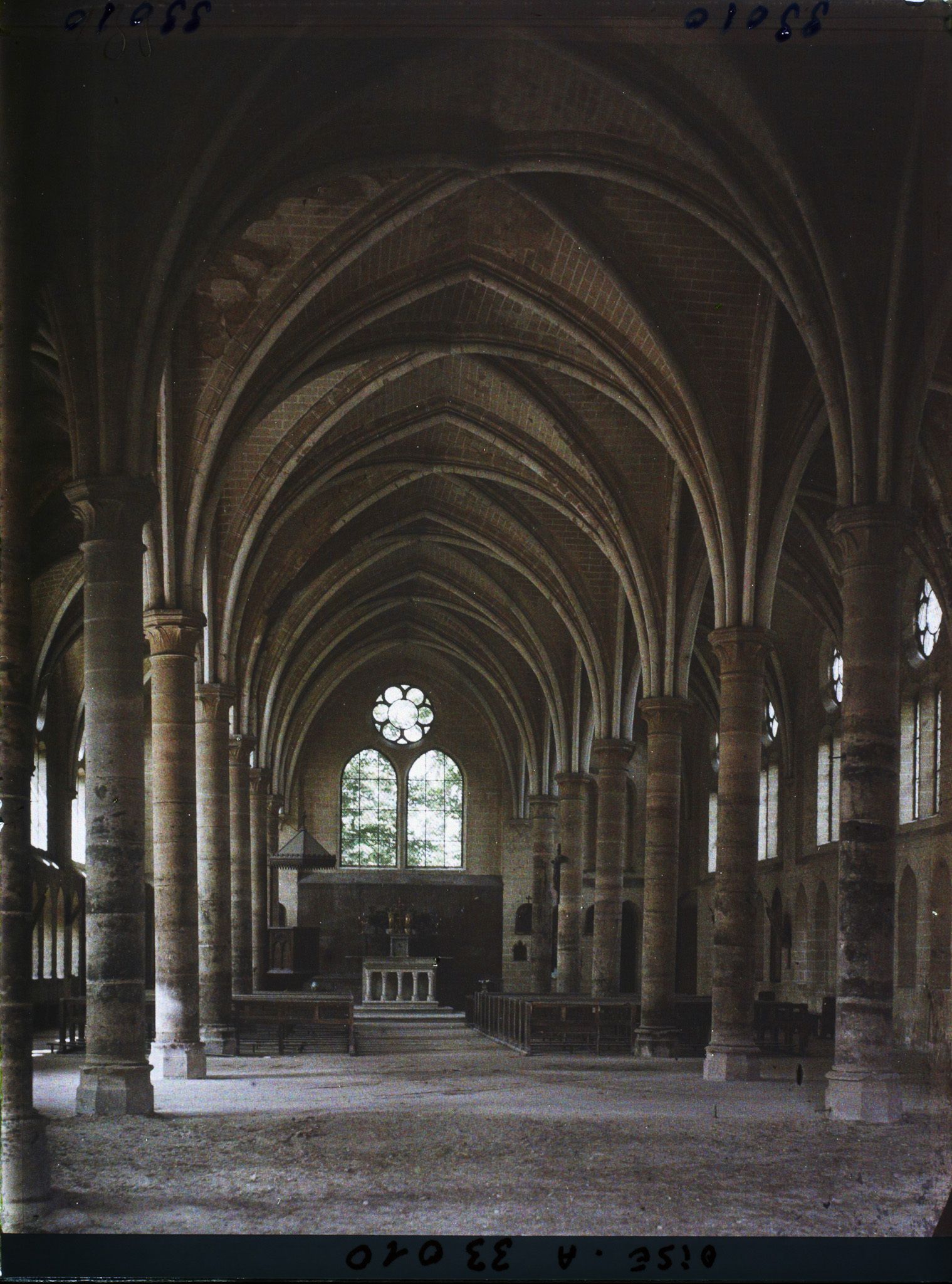 Image représentant France, Ourscamp, Ruines de l'Abbaye d'Ourscamps :  Intérieur de la Salle des Morts