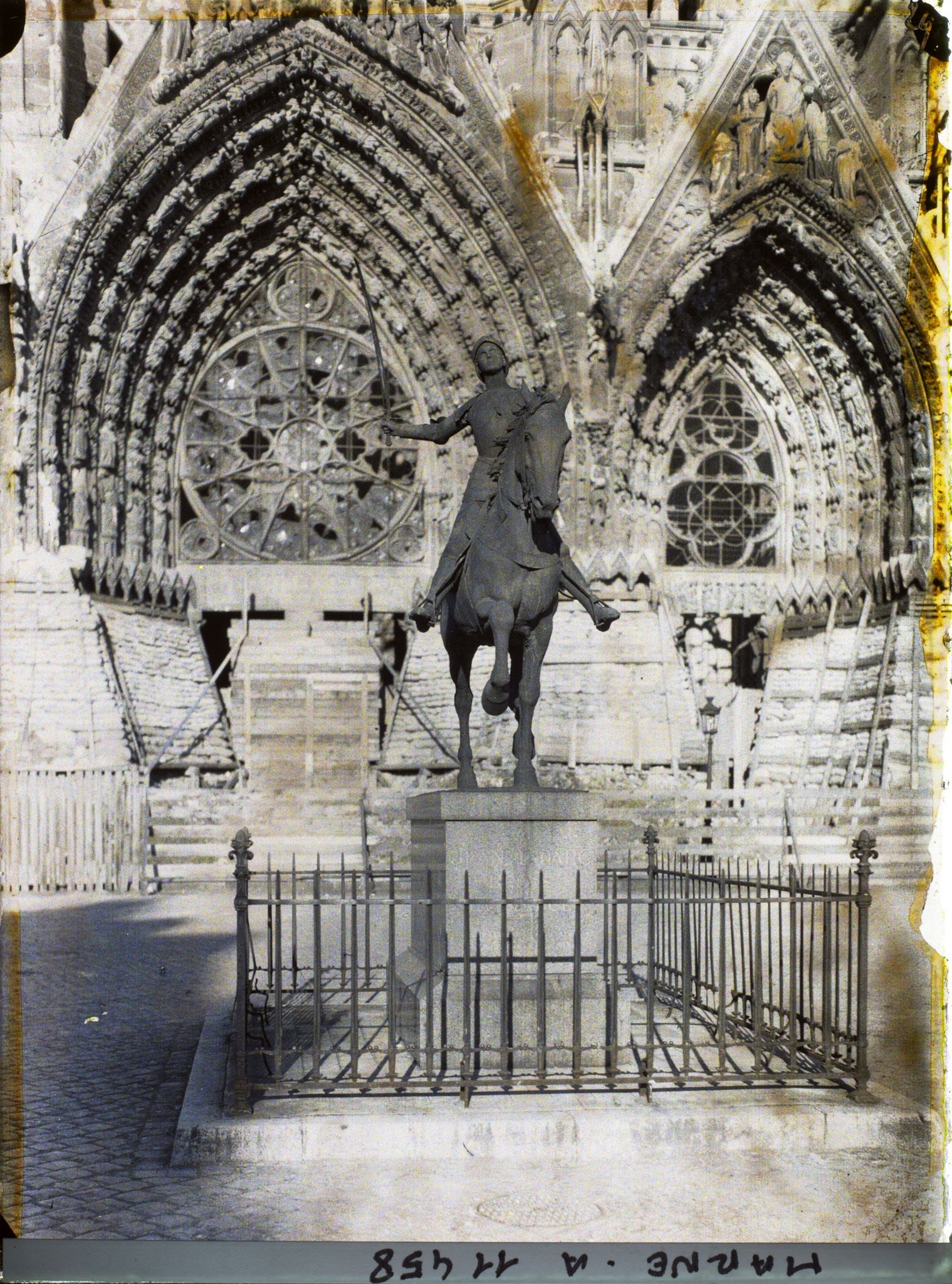 Image représentant La statue de Jeanne d'Arc sur le parvis de la cathédrale