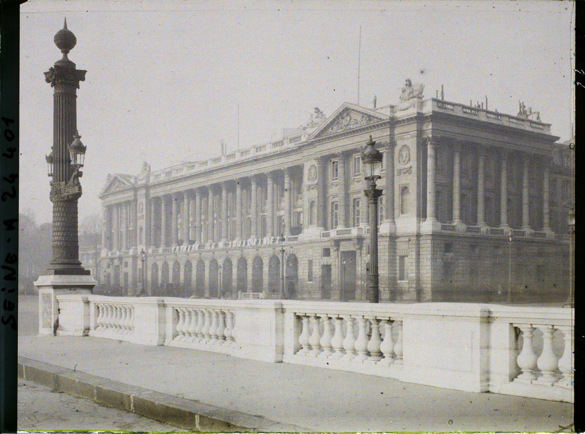 Image représentant Publicité pour l'emprunt national de 1920 sur la façade de l'hôtel Crillon, place de la Concorde