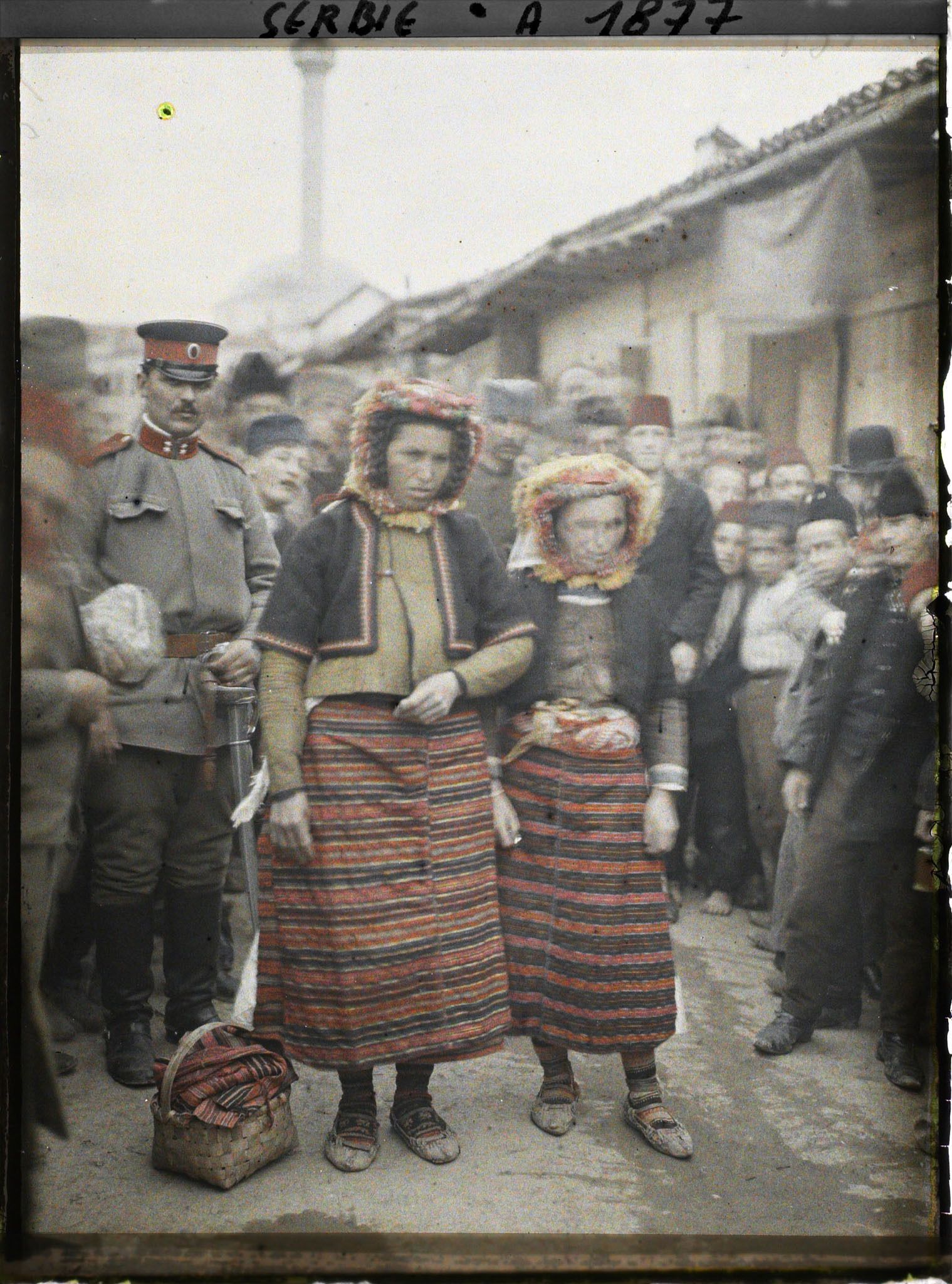 Image représentant Deux paysannes et un soldat serbe