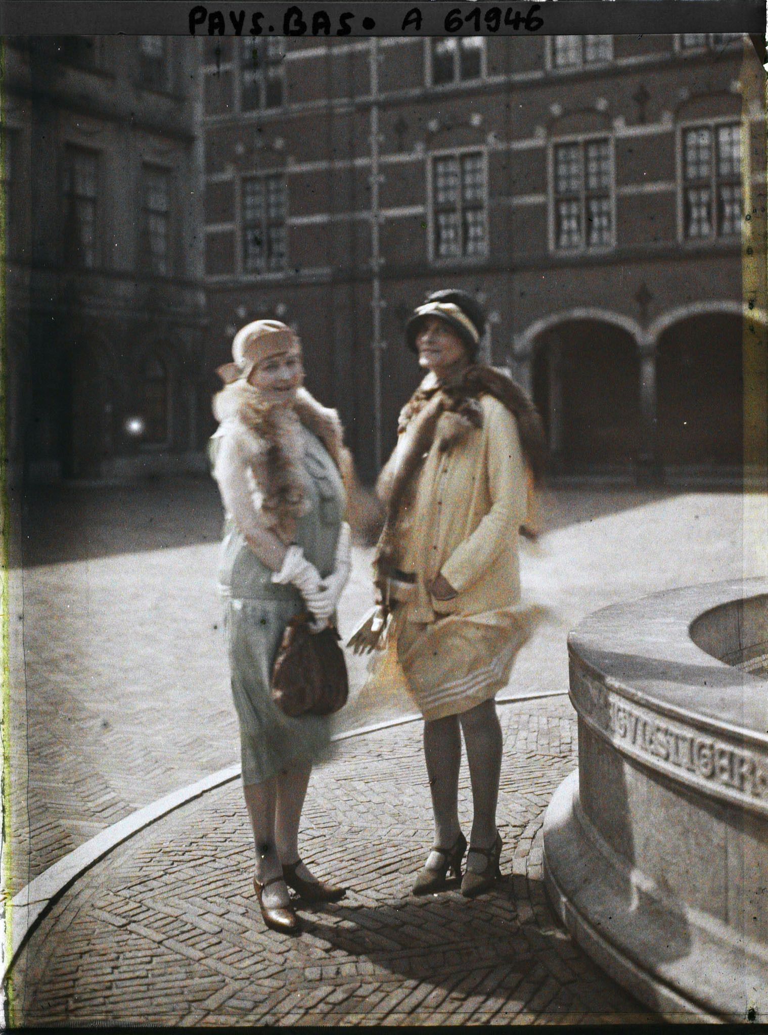 Image représentant Madame de Gubernatis en compagnie d'une amie dans la cour du Binnenhof