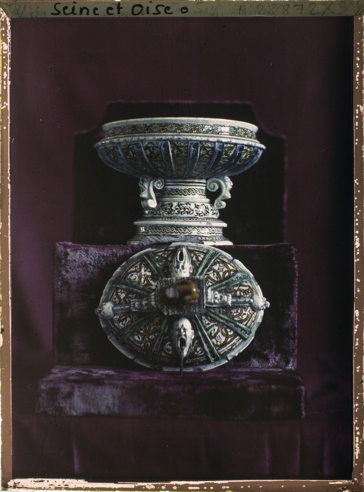 Image représentant Coupe ou drageoir en faïence de Saint-Porchaire des collections du musée de Sèvres