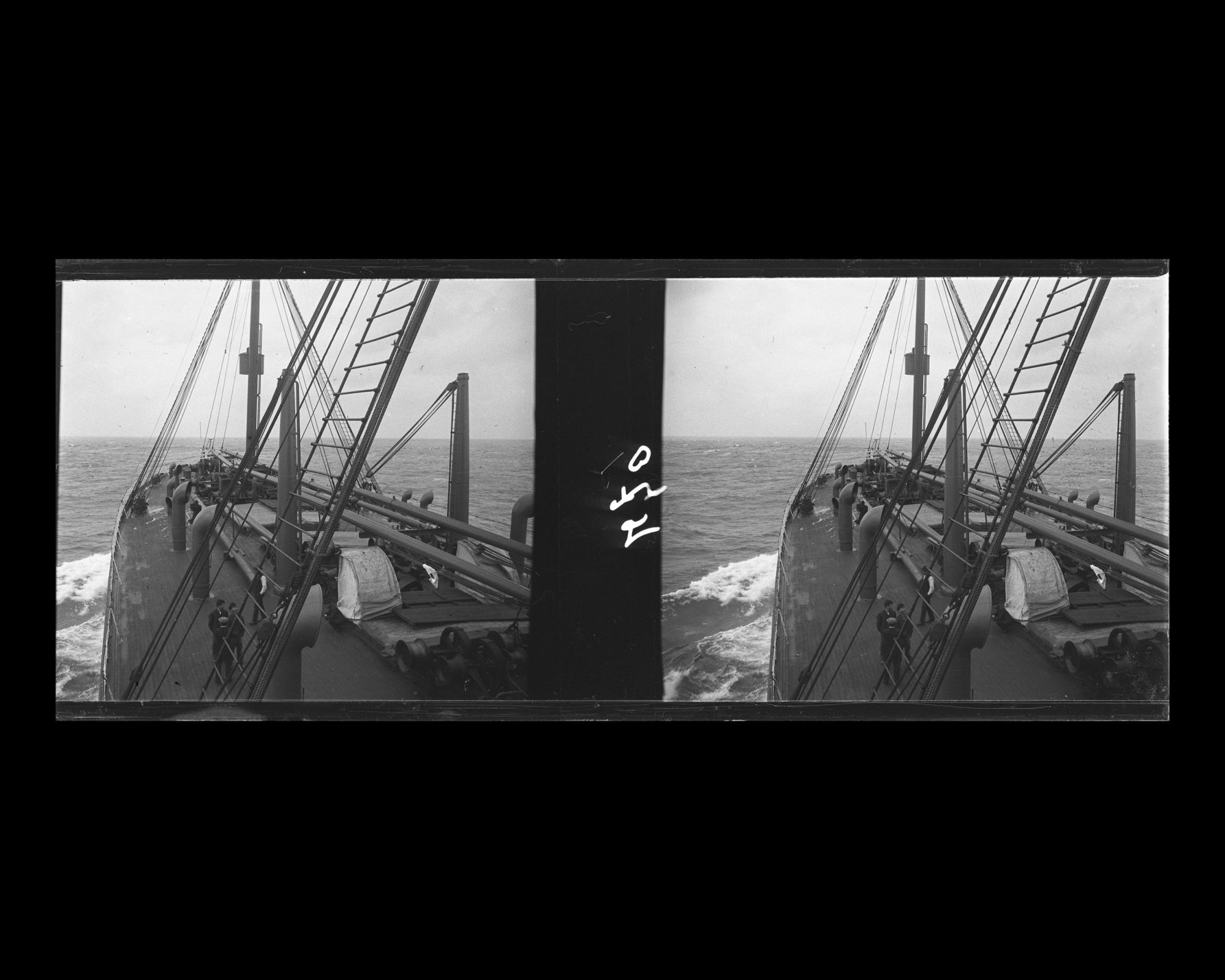 Image représentant Le pont à l'avant du navire