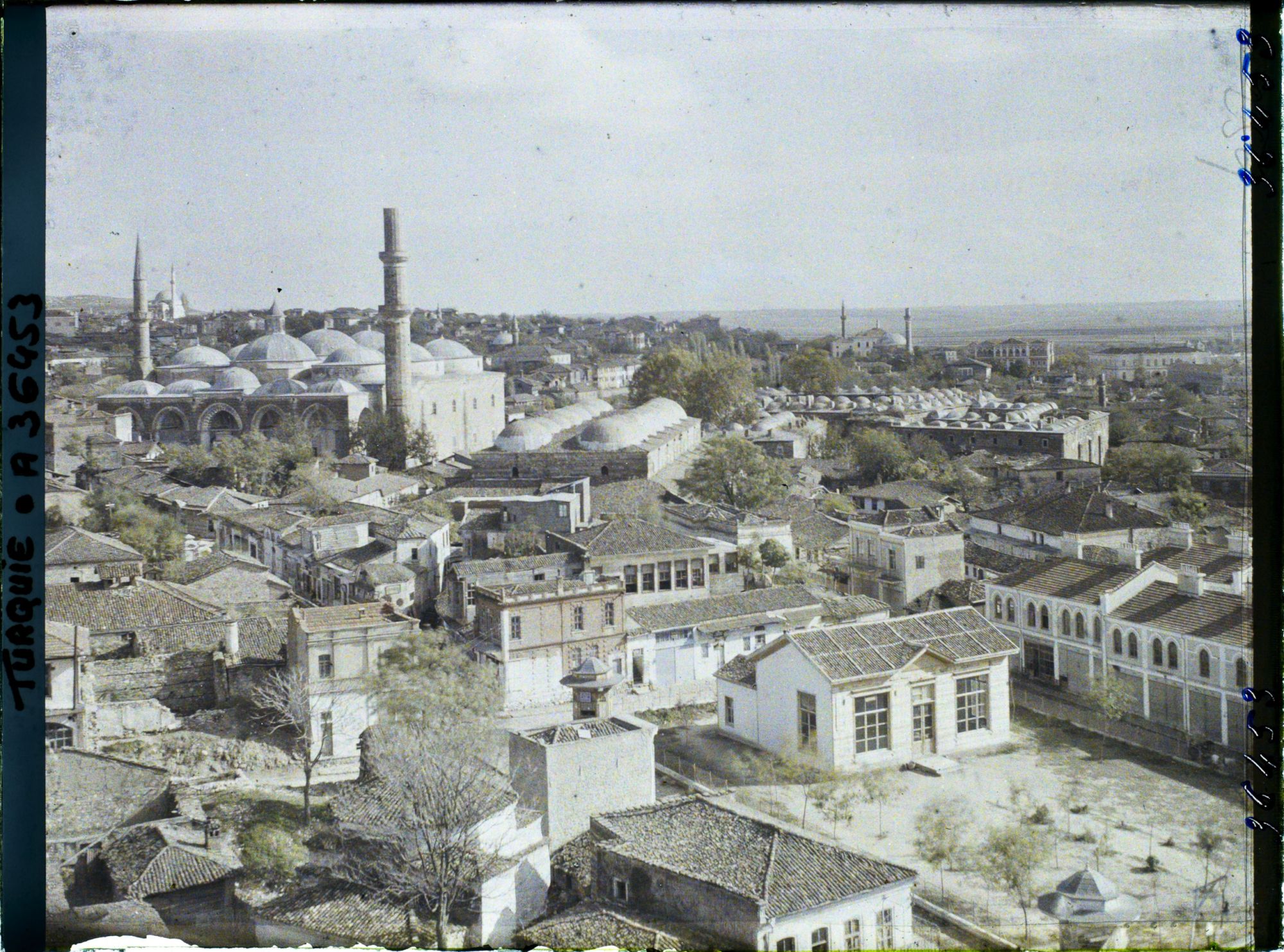 Image représentant Panorama sur la ville. A gauche, l'Eski Camii (la Vieille Mosquée, 1403-1414)