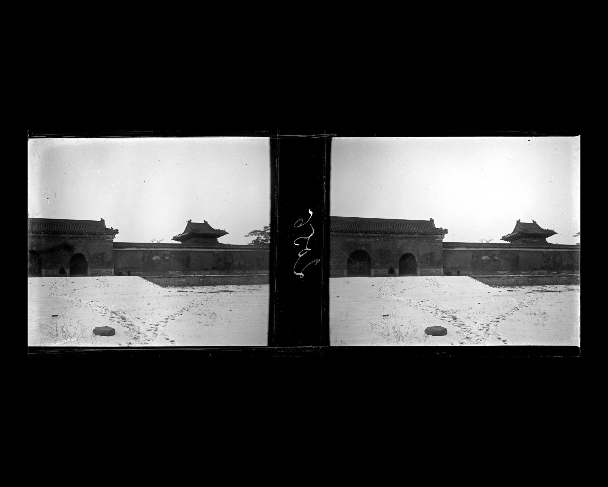 Image représentant Ming Shisanling ("Treize Tombeaux des Ming"). La porte d'entrée de Changling, le mausolée de l'empereur Yongle (r. 1403-1425)