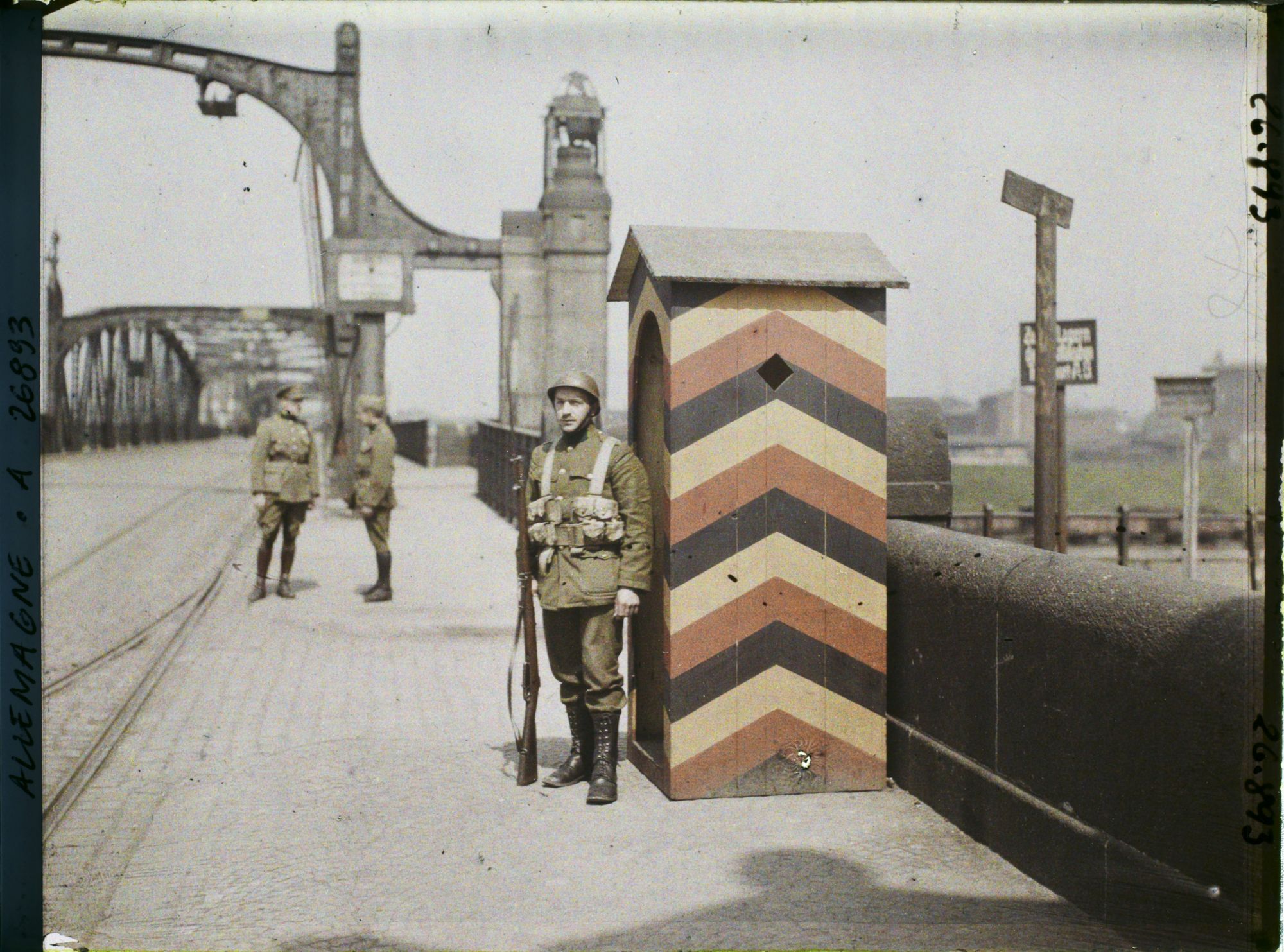 Image représentant Allemagne, Duisburg, Occupation Française Sentinelle Belge au milieu du Pont
