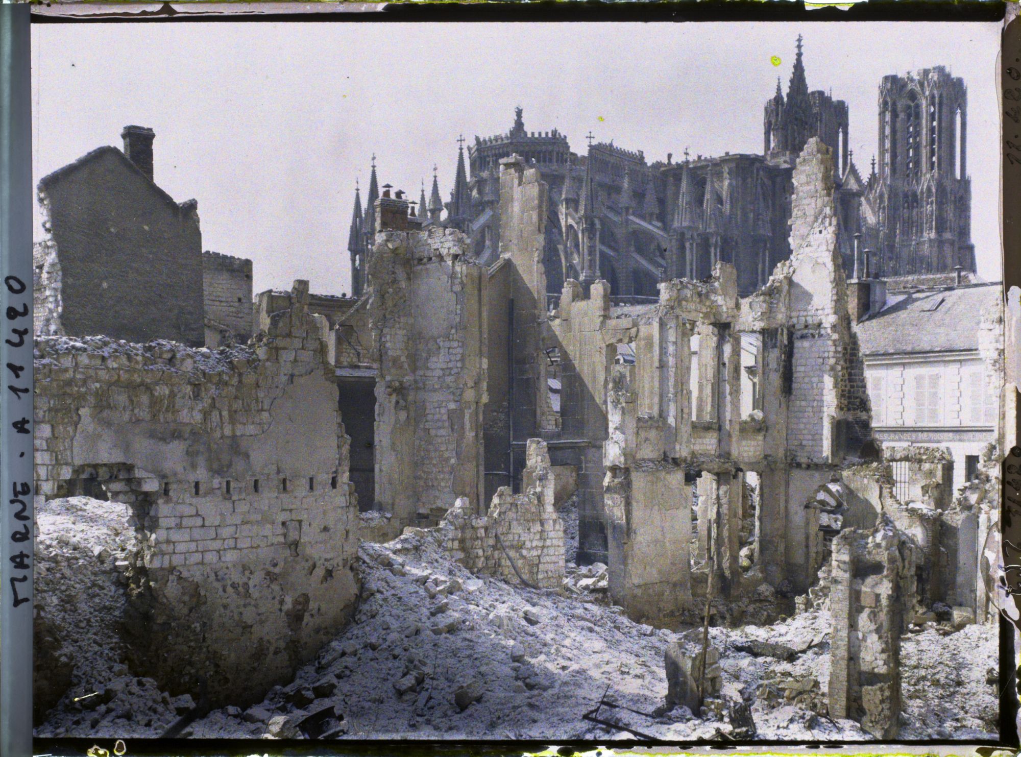 Image représentant Ruines dans le quartier de l'Université, au fond le chevet de la cathédrale