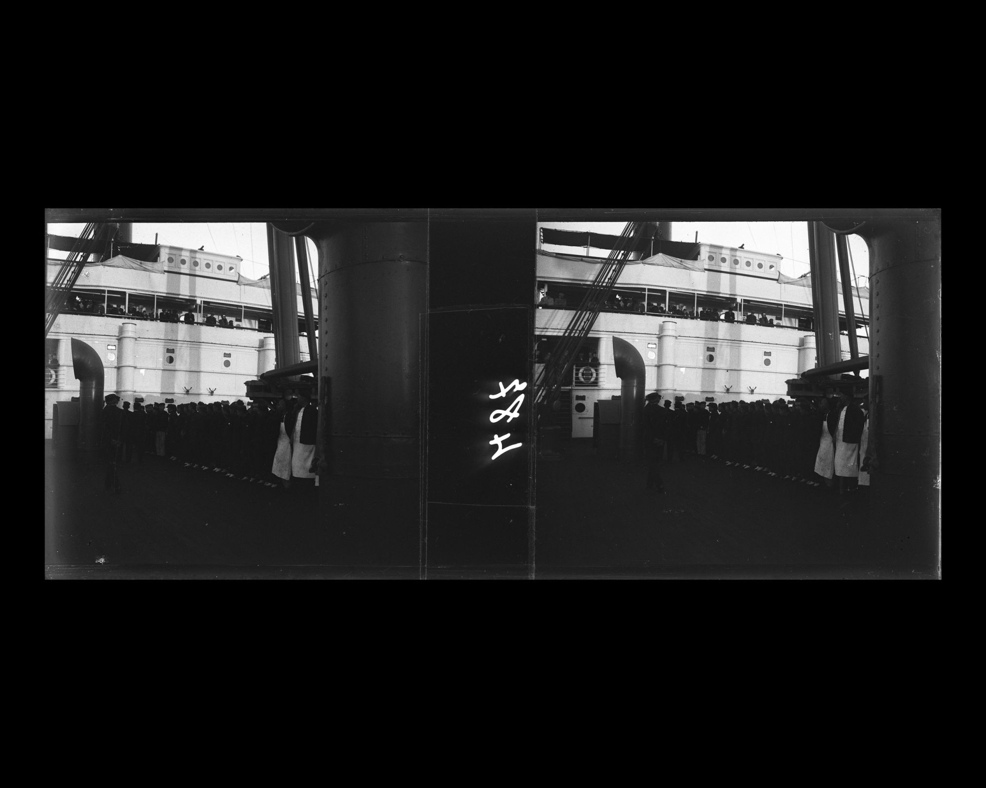 Image représentant Les membres de l'équipage et du personnel rassemblés sur le pont avant