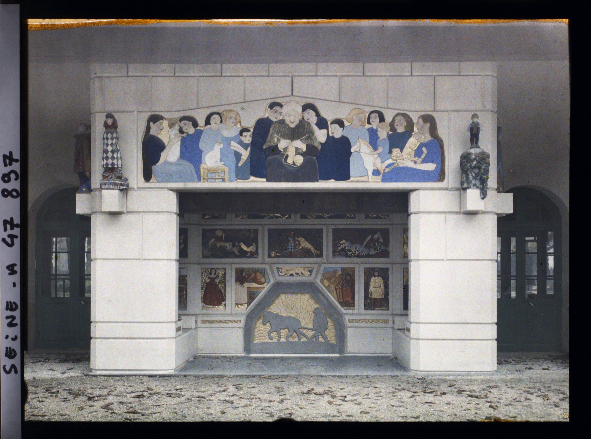 Image représentant L'Exposition des arts décoratifs, Pavillon de la Provence, sur le cours la Reine, Dans la cour du mas, cheminée de Dardé