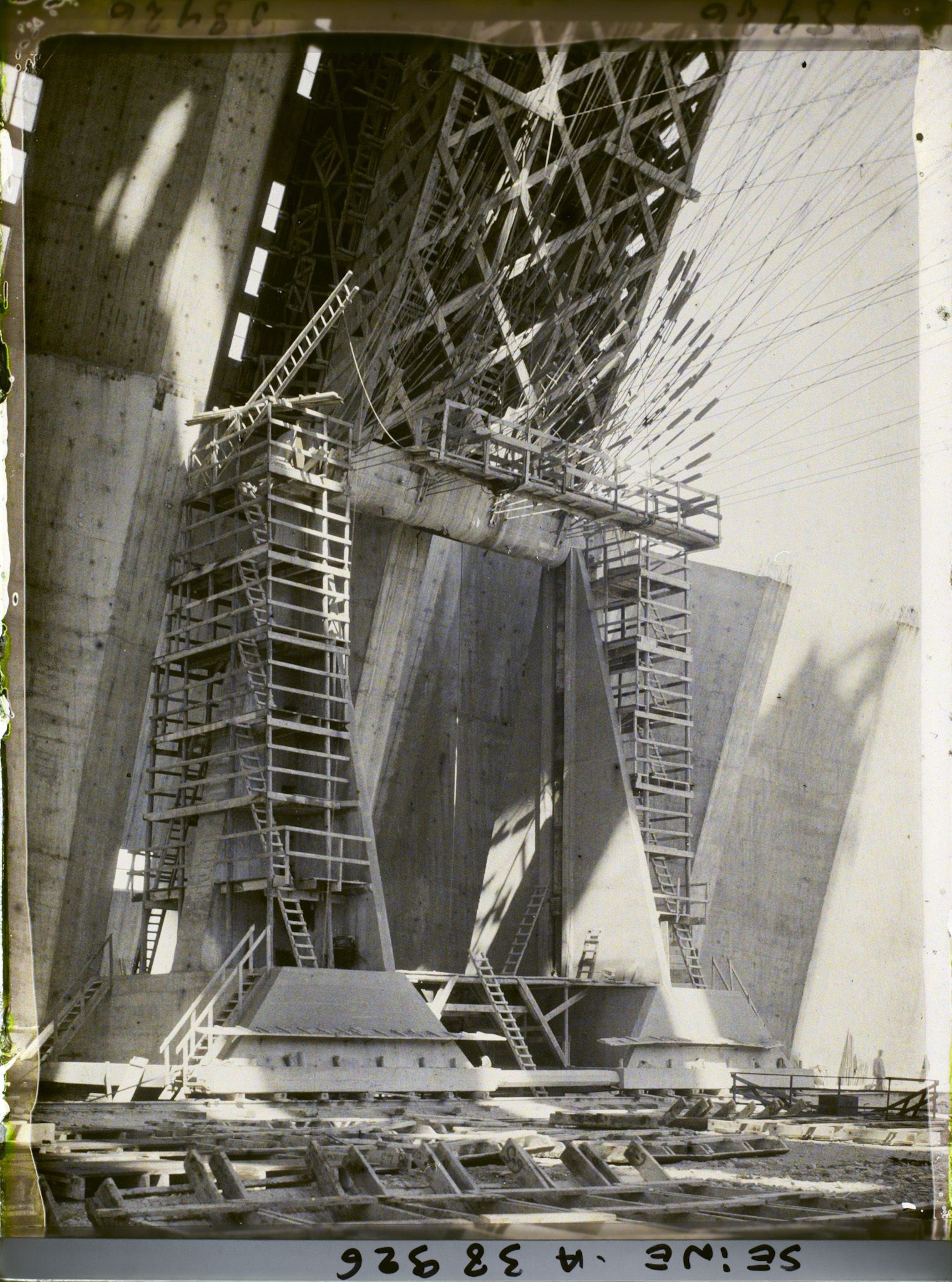 Image représentant Vue de l'intérieur d'un des hangars à dirigeables en construction