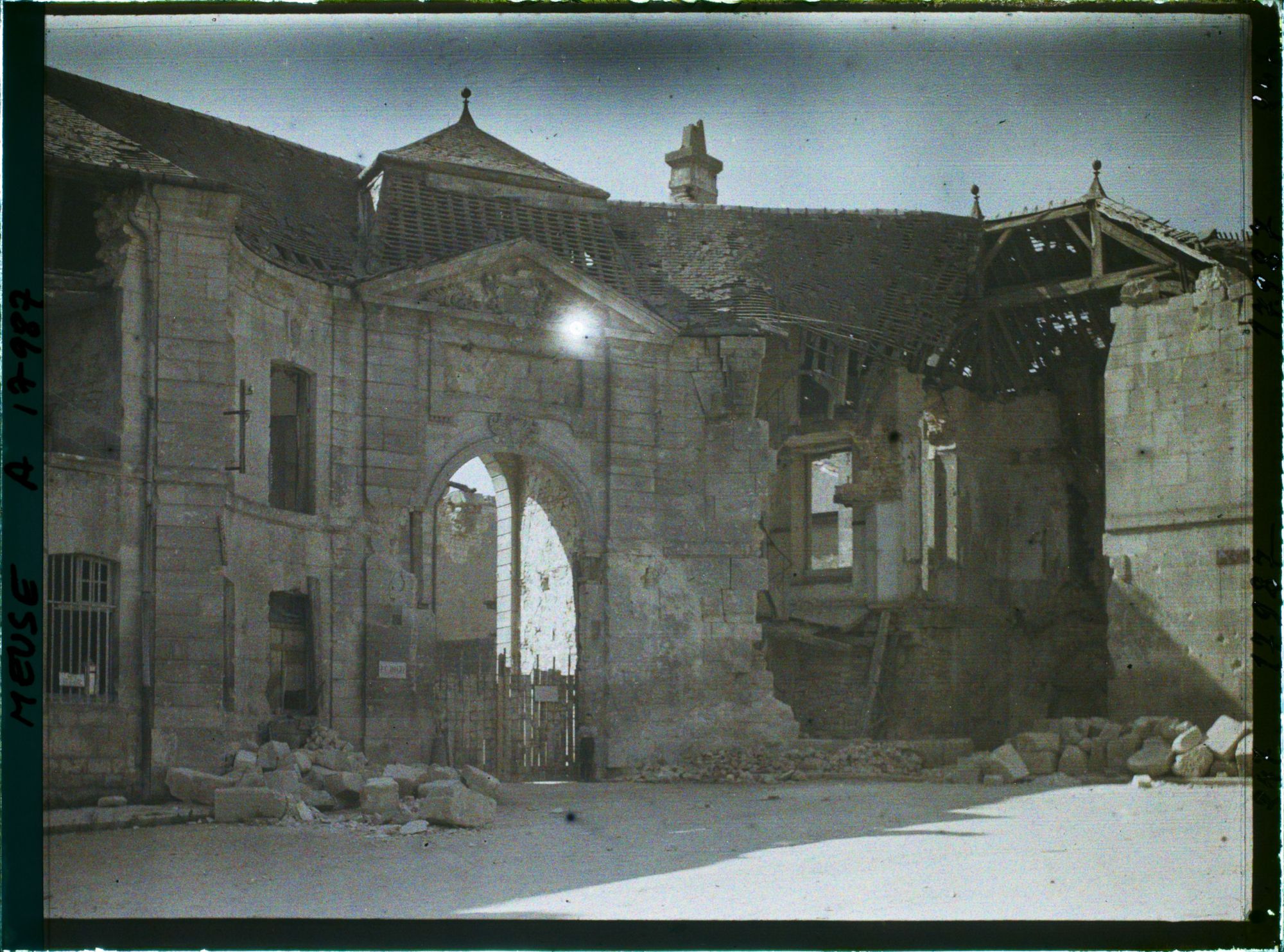 Image représentant France, Verdun, L'entrée du Cloître près de la Cathédrale