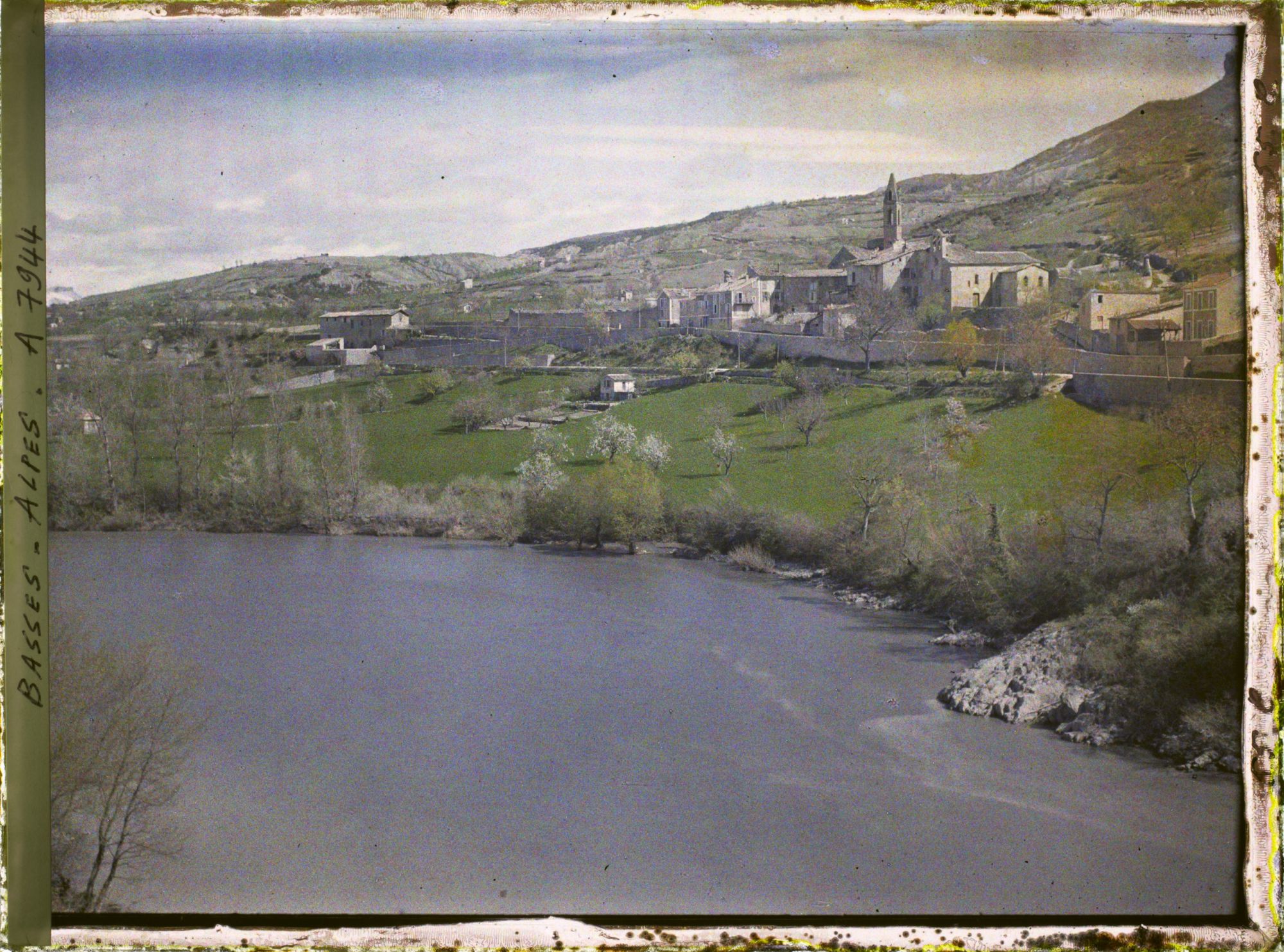 Image représentant Panorame de la ville avec l'église Saint-Marcel
