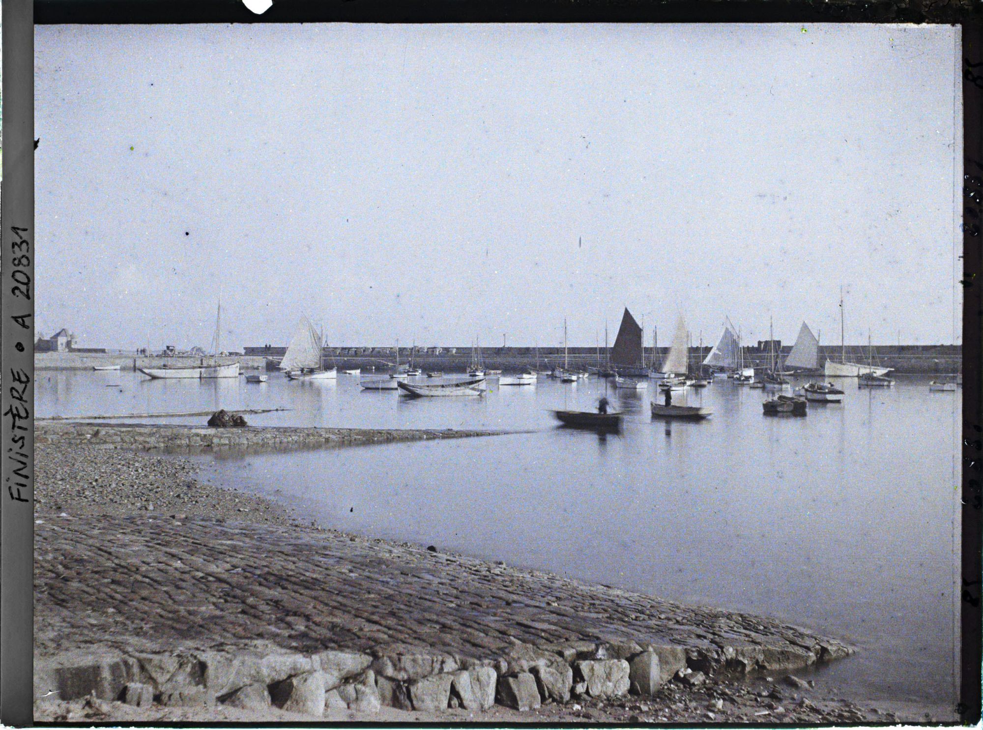 Image représentant Dans le port, le départ des bateaux pour la pêche