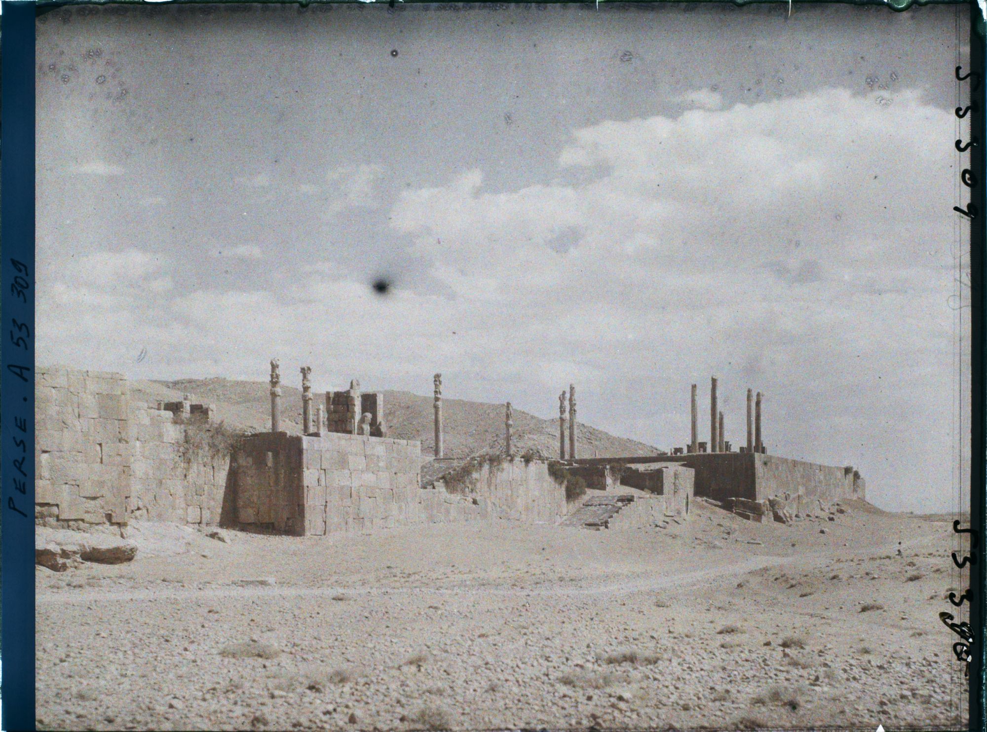 Image représentant Vue sur le double escalier monumental de la terrasse de l'Apadana