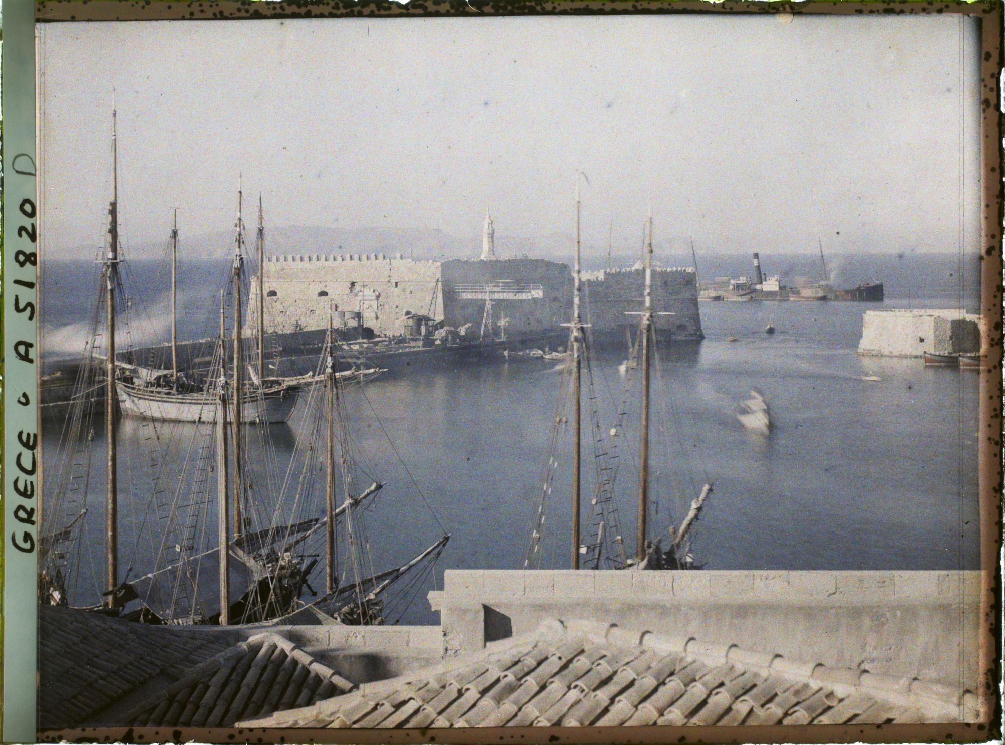 Image représentant Le petit port vénitien, avec son fort, et quelques bateaux, depuis la ville