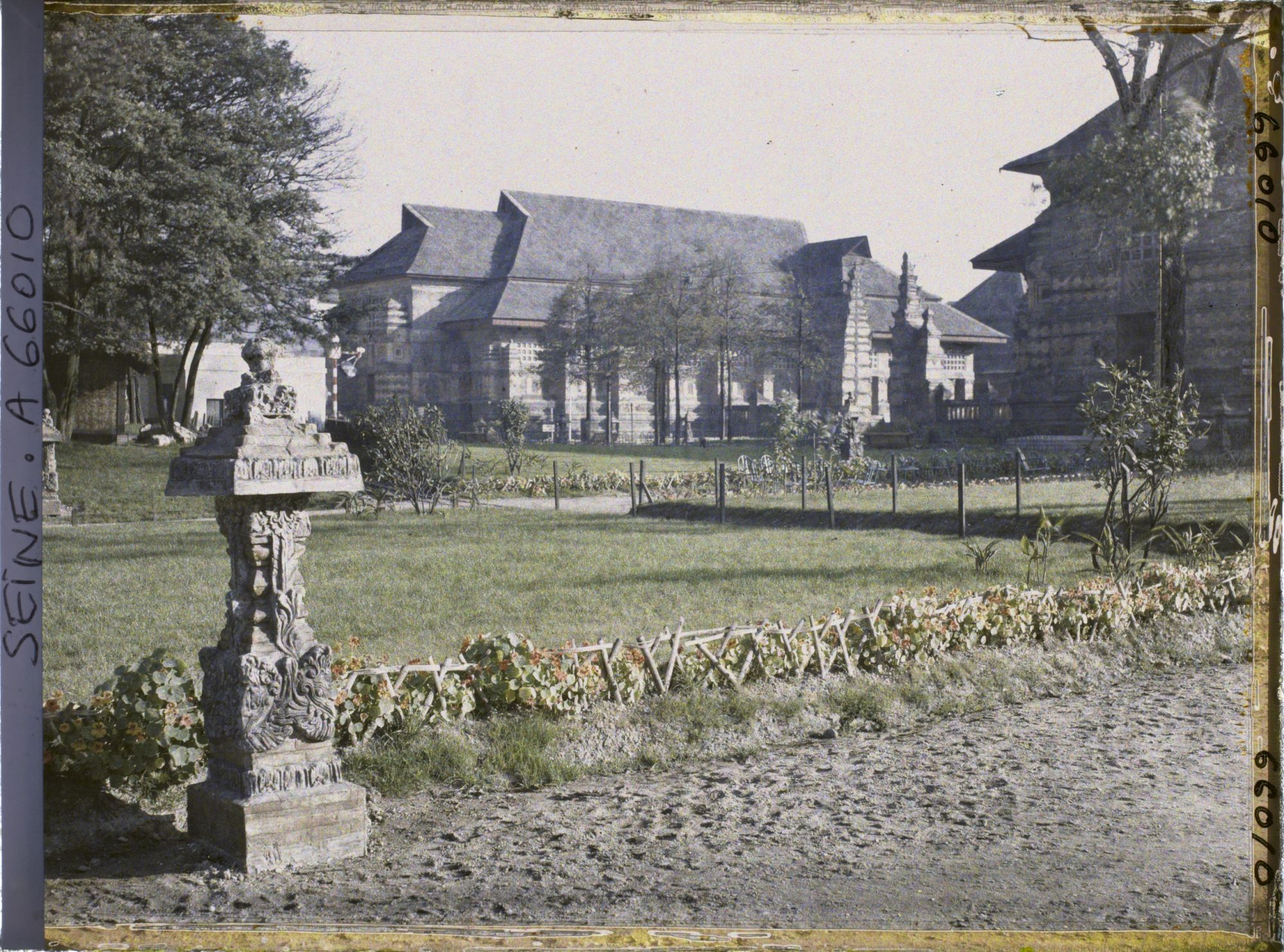 Image représentant L'Exposition Coloniale Internationale de 1931, vue vers le pavillon des Pays-Bas