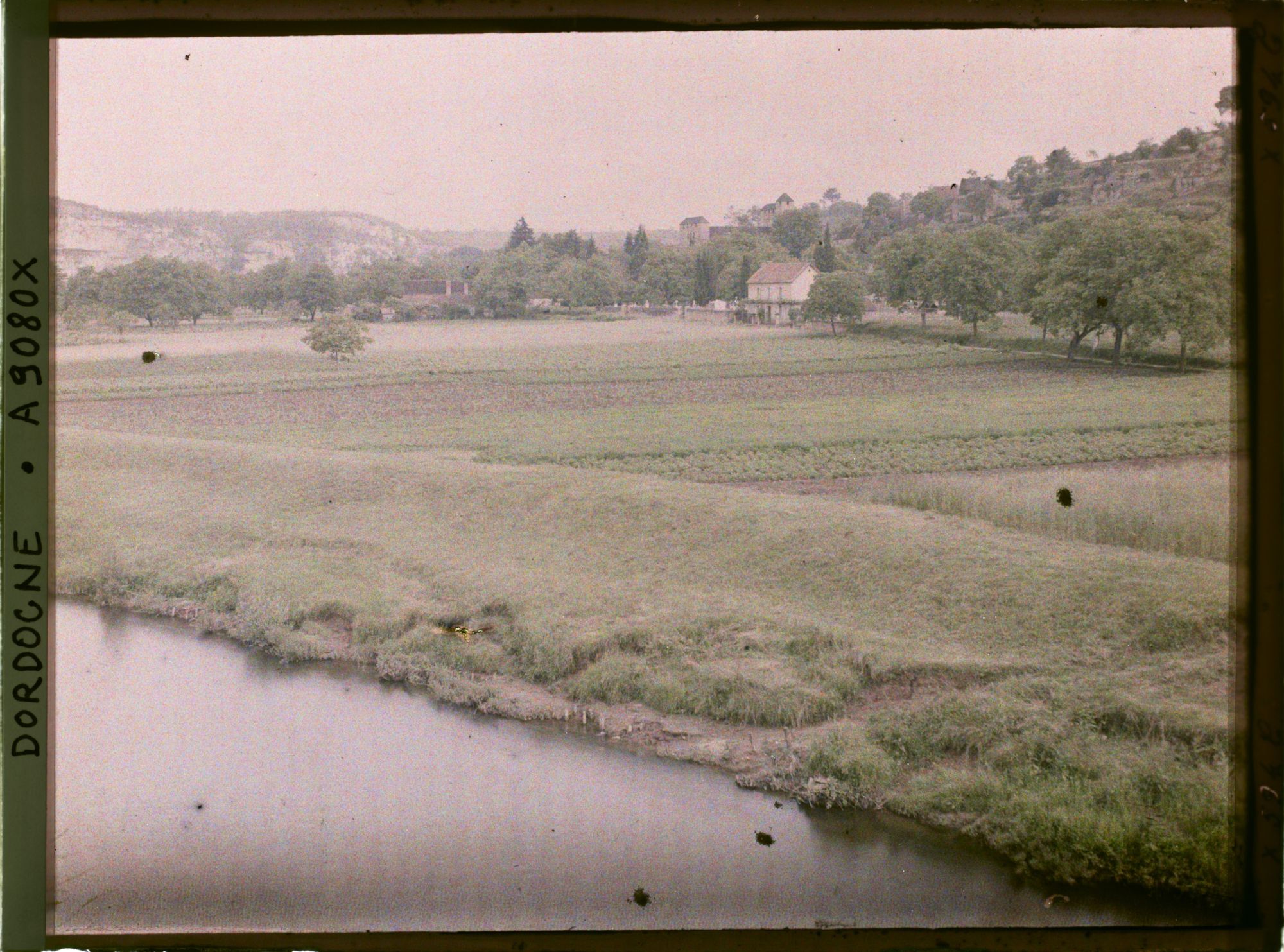 Image représentant France, Tayac, L'Eglise de Tayac au milieu du Village : la Vézère au 1er plan, vue prise du Pont.