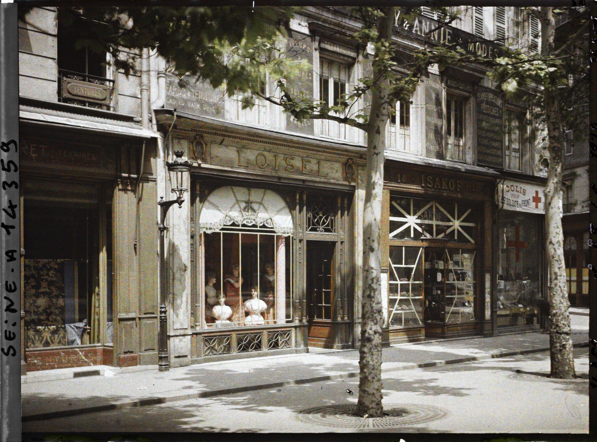 Image représentant Boutiques aux vitrines protégées contre les bombardements dans le quartier de la Madeleine (rue Vignon ?)