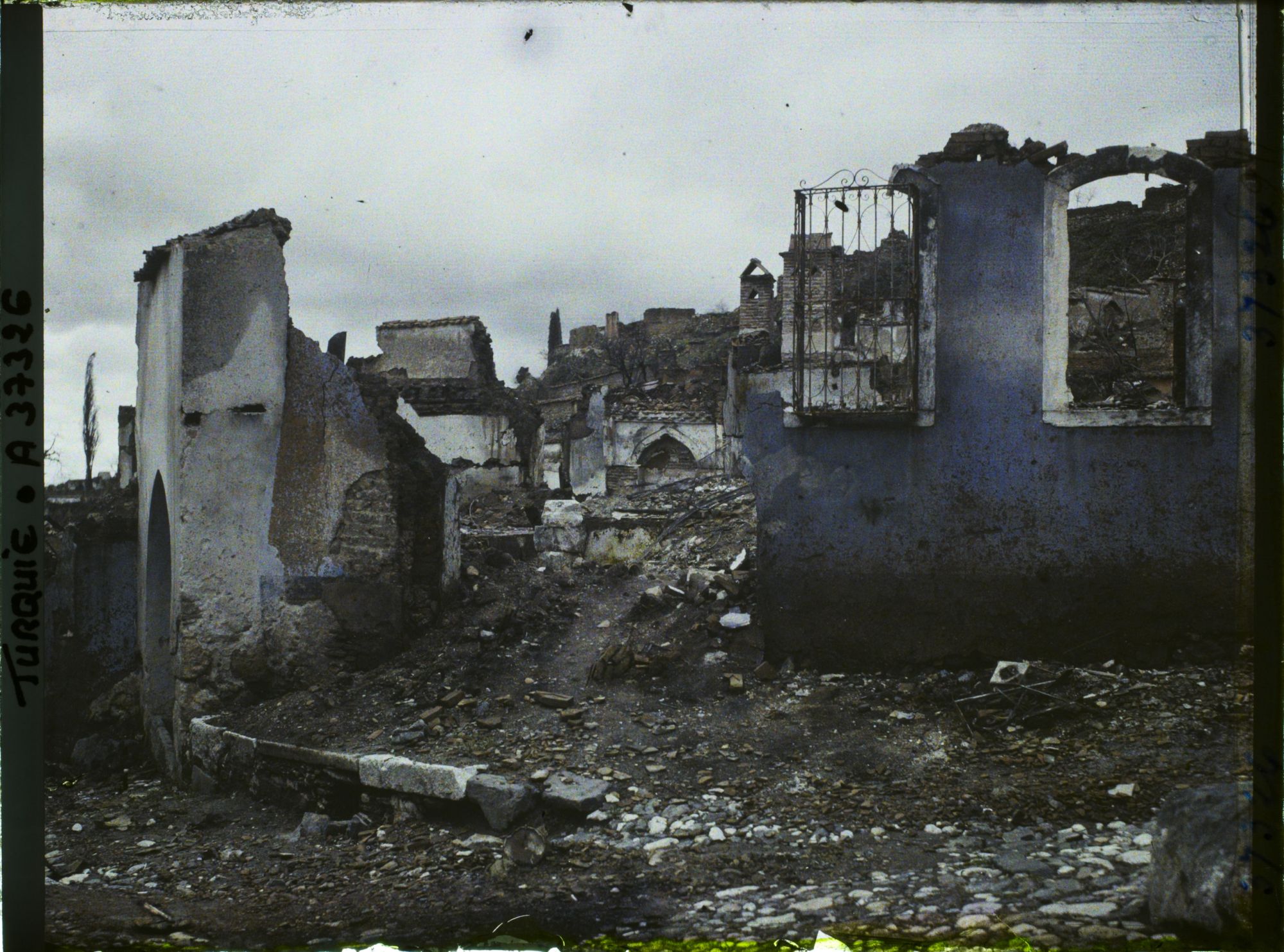 Image représentant Turquie, Magnesie, Ruines dans la haute Ville
