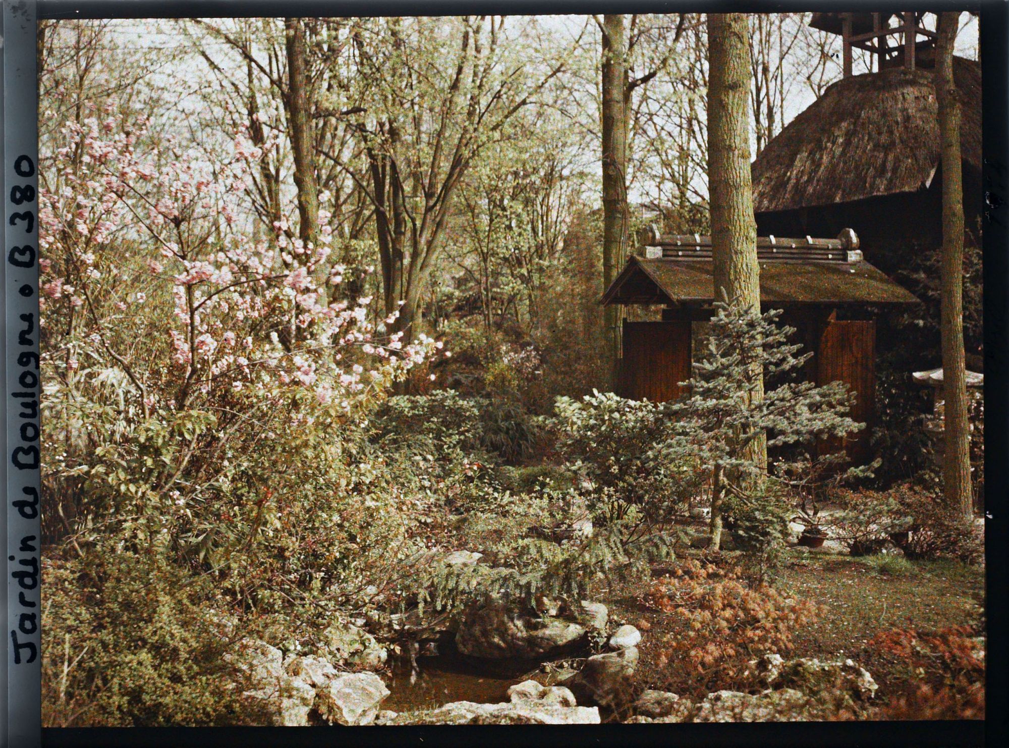 Image représentant Ruisseau et rocaille fleurie du " village japonais ", près de la porte ouvrant sur le jardin anglais