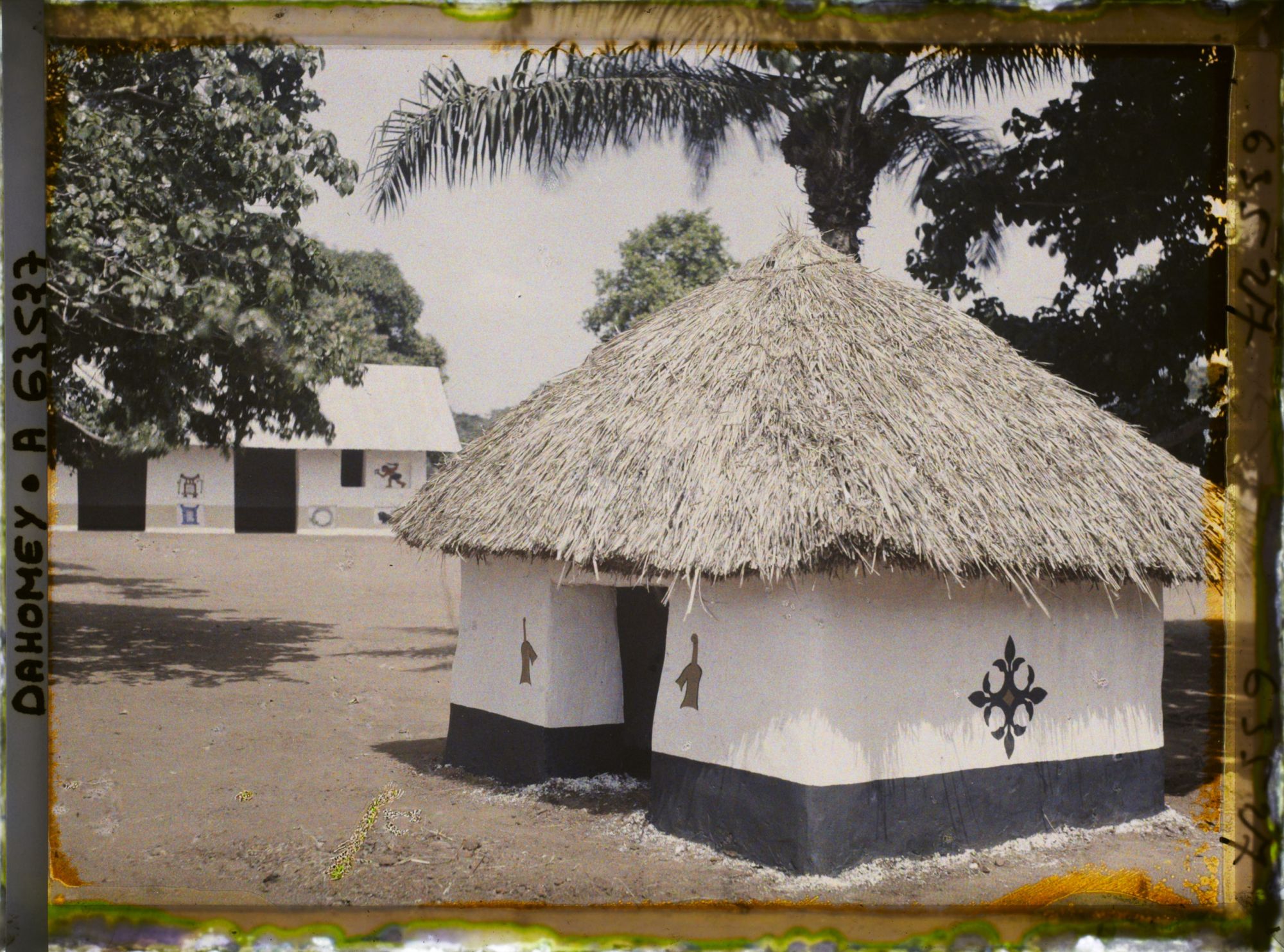 Image représentant Case du fétiche Lègba (?) dans la deuxième cour du palais de  null Guézo (jalalahennou)