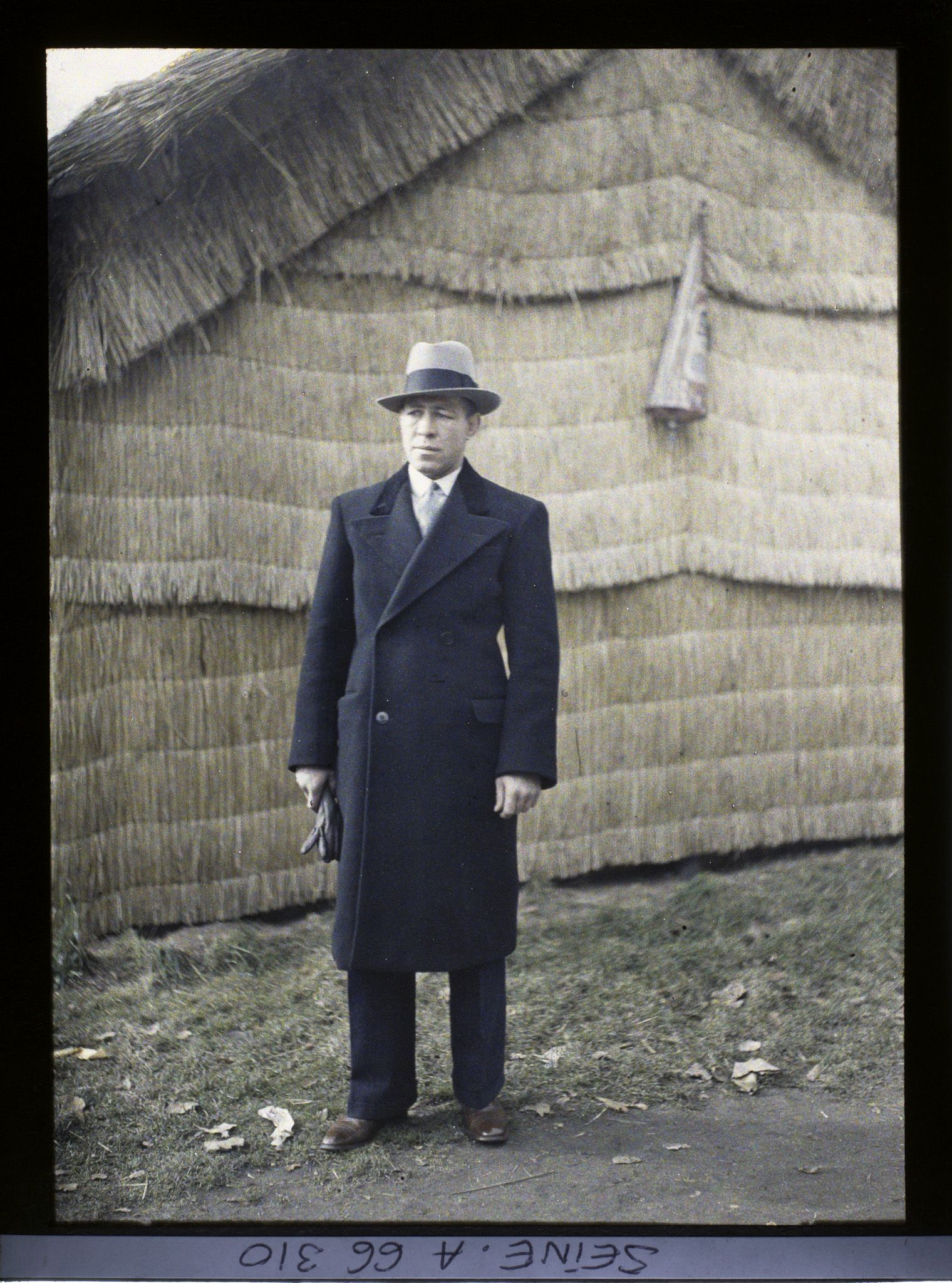 Image représentant L'Exposition Coloniale Internationale de 1931, un homme métis habillé à l'occidentale