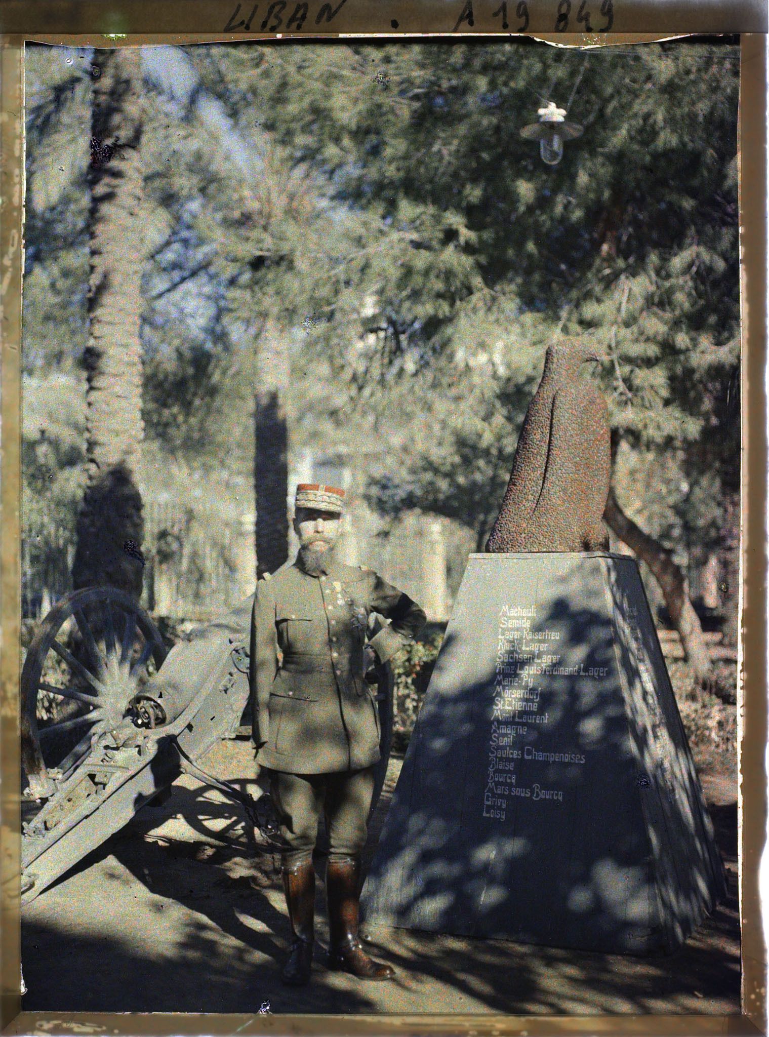 Image représentant Le général Gouraud, haut-commissaire de la République française, devant " L'Aigle de la champagne " dans le parc de sa résidence