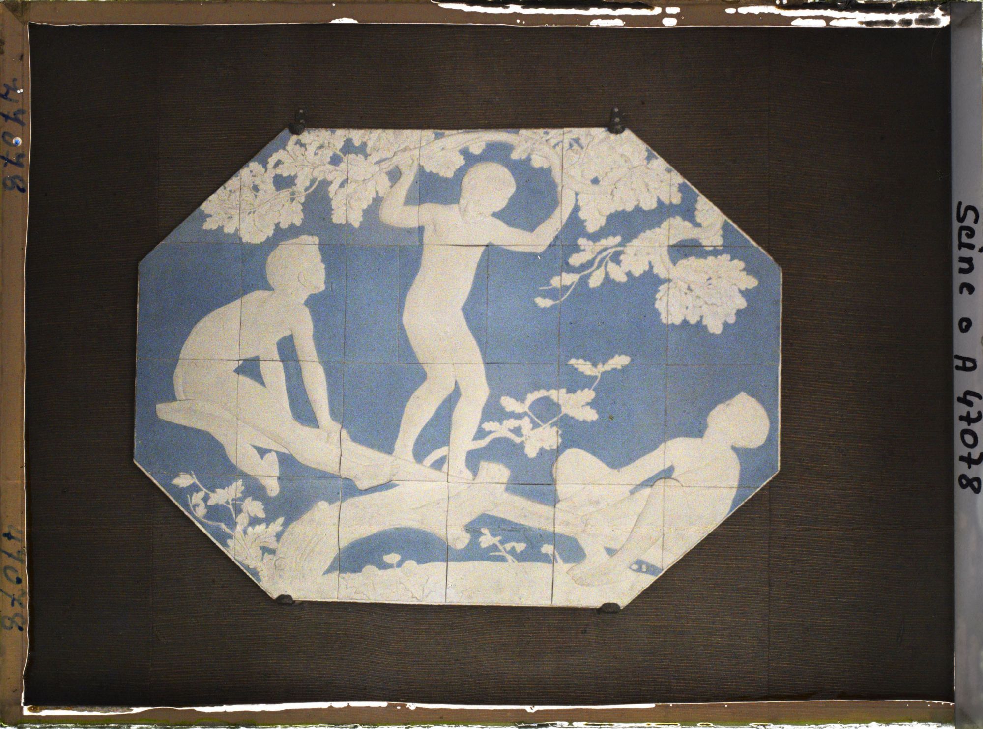 Image représentant L'Exposition des arts décoratifs, Manufacture Nationale de Sèvres, Bas relief en biscuit blanc sur fond bleu, composition de Guillonnet, sculpture de bracquemont