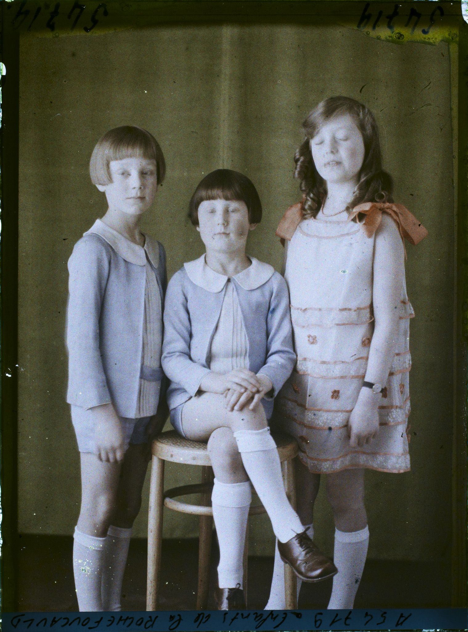 Image représentant Les enfants de la  https://musee-albert-kahn.s-museum.fr/home/NWQ2OTAwYzNmYjZlZTk1ZWQwODJmMjY4L2dlbmVyaWMtbm90aWNlLXRhYi9hdXRob3JpdHkvNjE3YTc5ZjVjZjhiODk2OGIzMzM3ZDIx/5d6900c3fb6ee95ed082f268/generic-notice-tab/authority/617a79ebcf8b8968b333767e Duchesse de La Rochefoucauld ,  https://musee-albert-kahn.s-museum.fr/home/NWQ2OTAwYzNmYjZlZTk1ZWQwODJmMjY4L2dlbmVyaWMtbm90aWNlLXRhYi9hdXRob3JpdHkvNjE3YTc5ZjVjZjhiODk2OGIzMzM3ZDIx/5d6900c3fb6ee95ed082f268/generic-notice-tab/authority/617a79ebcf8b8968b3337681 Isabelle,  https://musee-albert-kahn.s-museum.fr/home/NWQ2OTAwYzNmYjZlZTk1ZWQwODJmMjY4L2dlbmVyaWMtbm90aWNlLXRhYi9hdXRob3JpdHkvNjE3YTc5ZjVjZjhiODk2OGIzMzM3ZDIx/5d6900c3fb6ee95ed082f268/generic-notice-tab/authority/617a79ebcf8b8968b333767f François et Philippe