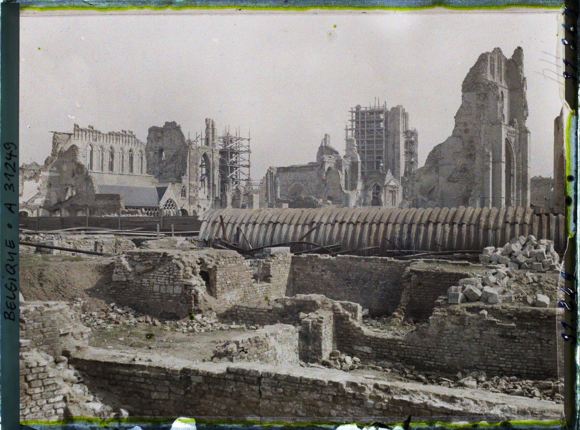 Image représentant Belgique, Ypres, Ruines de St Martin et les Halles, partie Nord