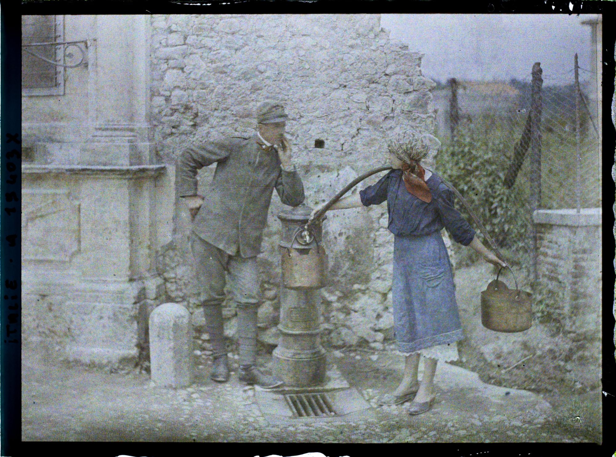 Image représentant Jeune femme à la fontaine avec soldat