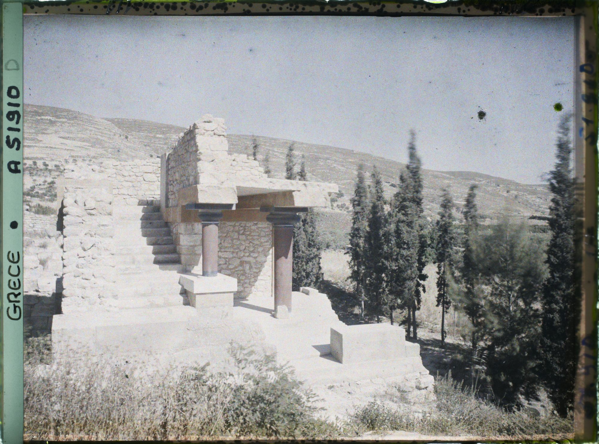 Image représentant Au pied des Propylées sud du palais, la "Maison sud" où logent des courtisans (?)