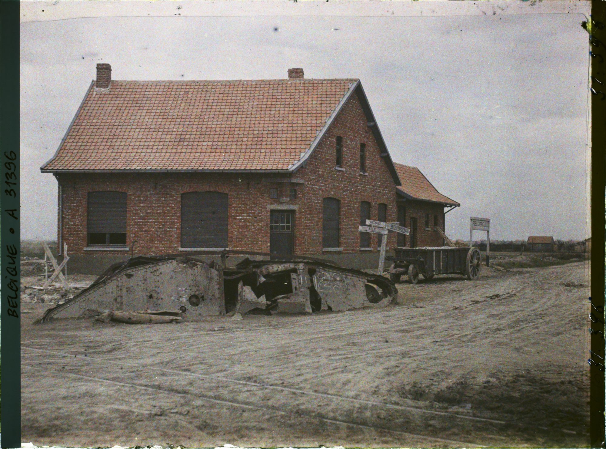 Image représentant Belgique, Poelcappele, Tank enlisé devant des maisons neuves