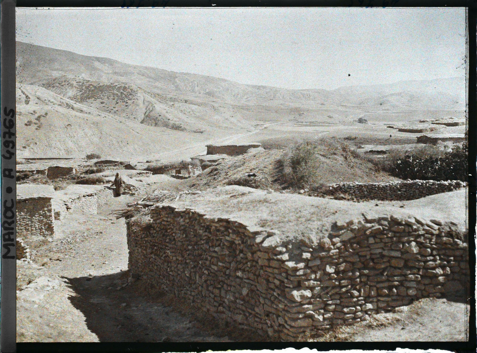 Image représentant Un coin du village et la vallée vers l'est