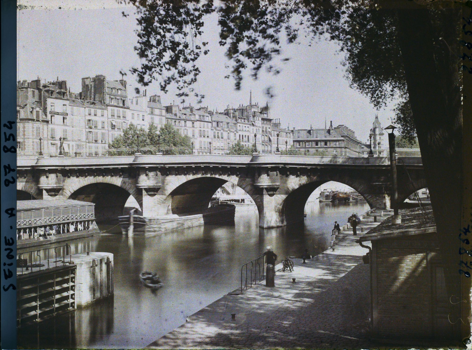 Image représentant Le Pont-Neuf et le quai des Orfèvres vus depuis le port de Conti