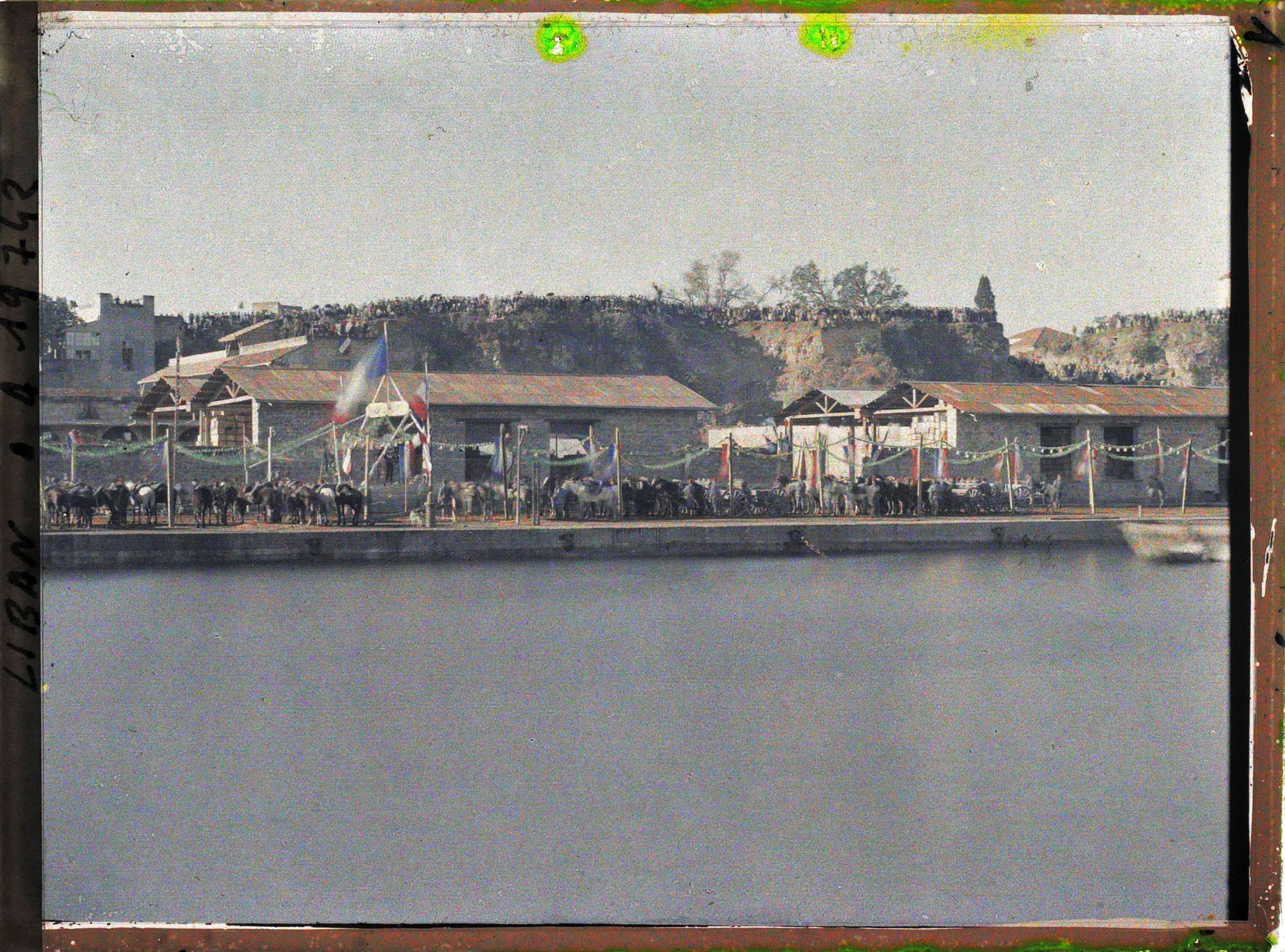 Image représentant Le port, pavoisé aux couleurs françaises lors de l'arrivée du général Gouraud, Haut-Commissaire de la République Française en Syrie et au Liban
