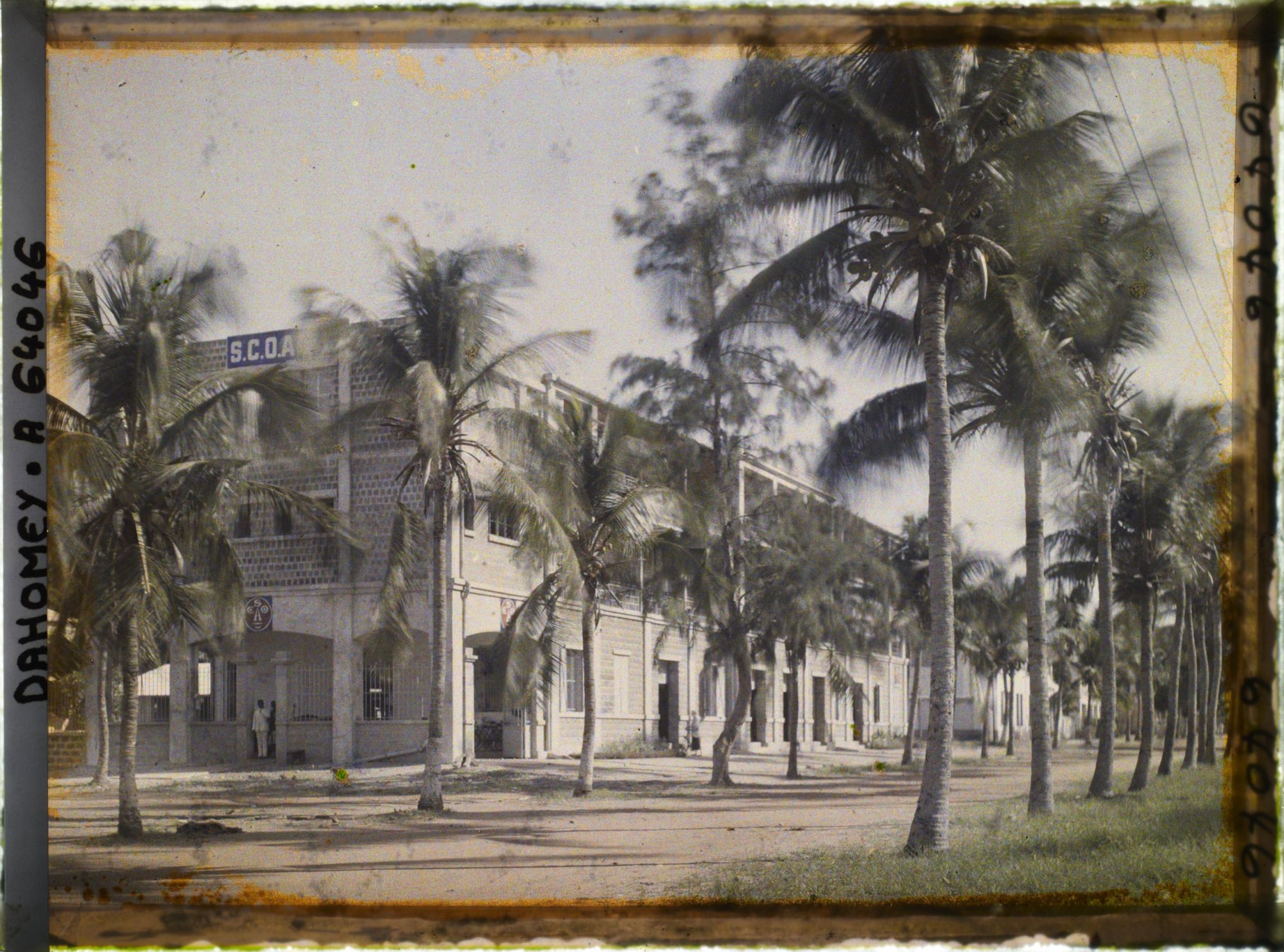 Image représentant Factorerie de la SCOA (Société commerciale de l'Ouest africain) sur l'avenue de la Lagune, quartier européen