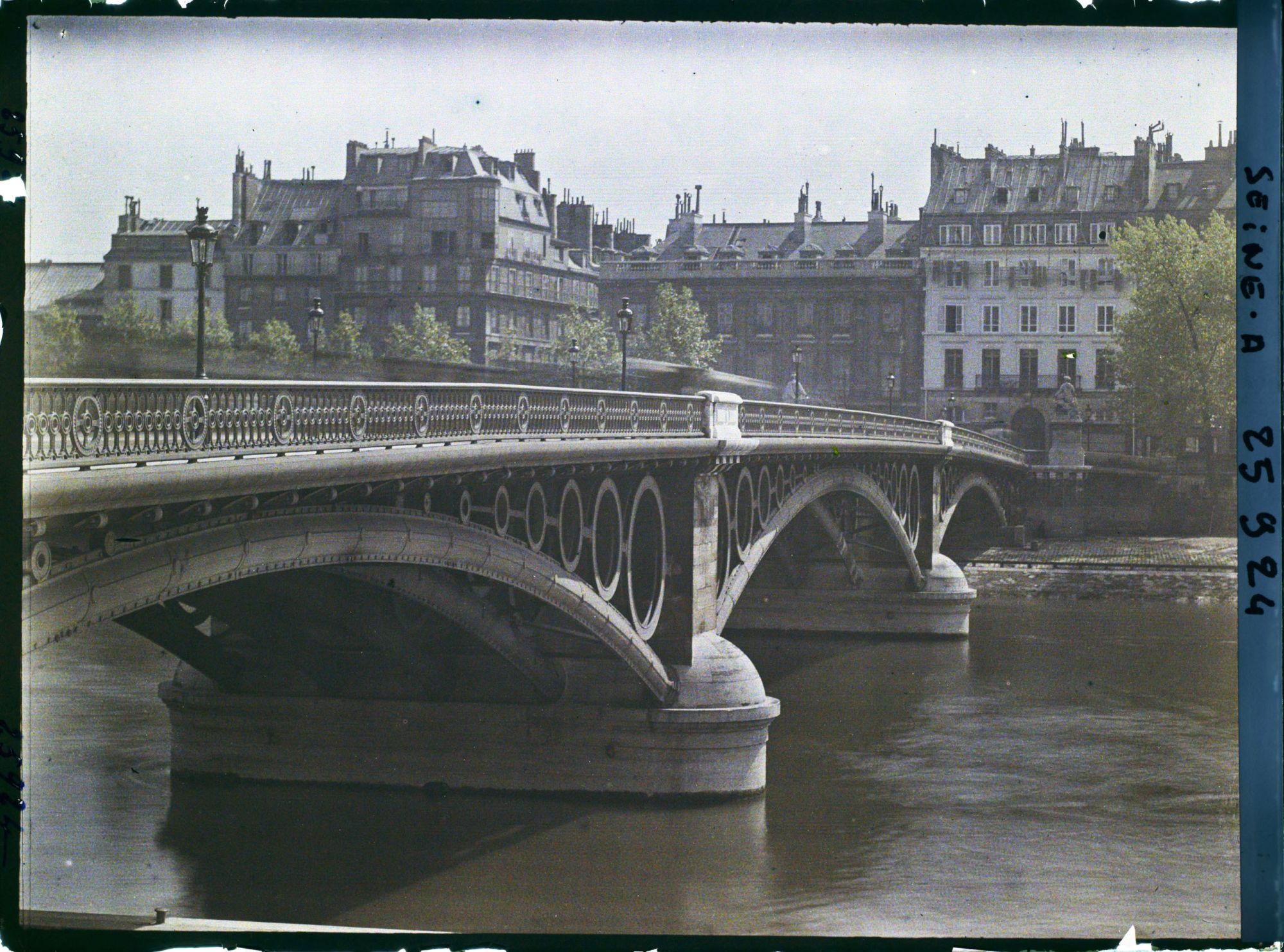 Image représentant Le pont des Saints-Pères, actuel pont du Carrousel