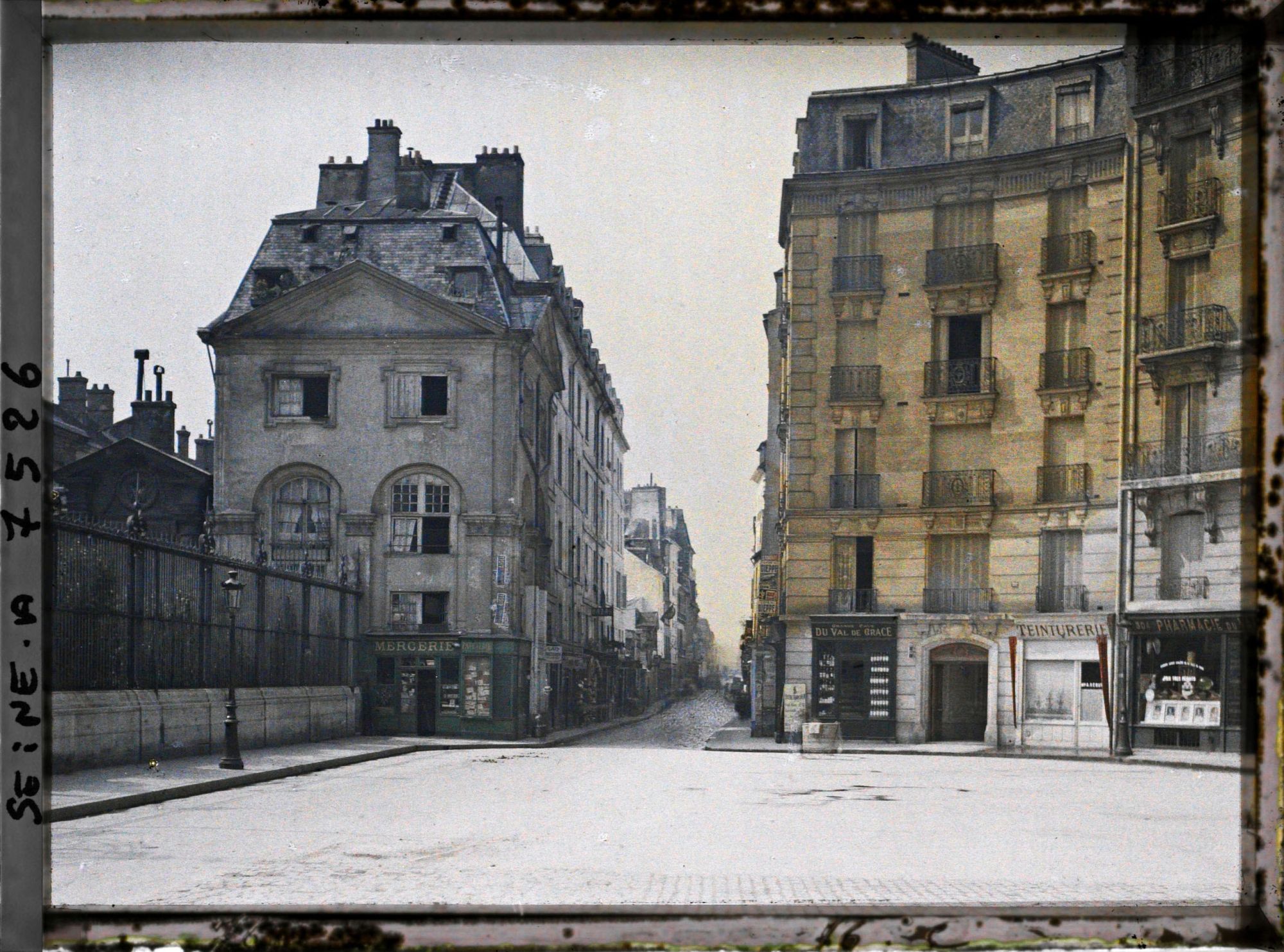 Image représentant La place Alphonse-Laveran, à l'angle des rues St-Jacques et du Val-de-Grâce