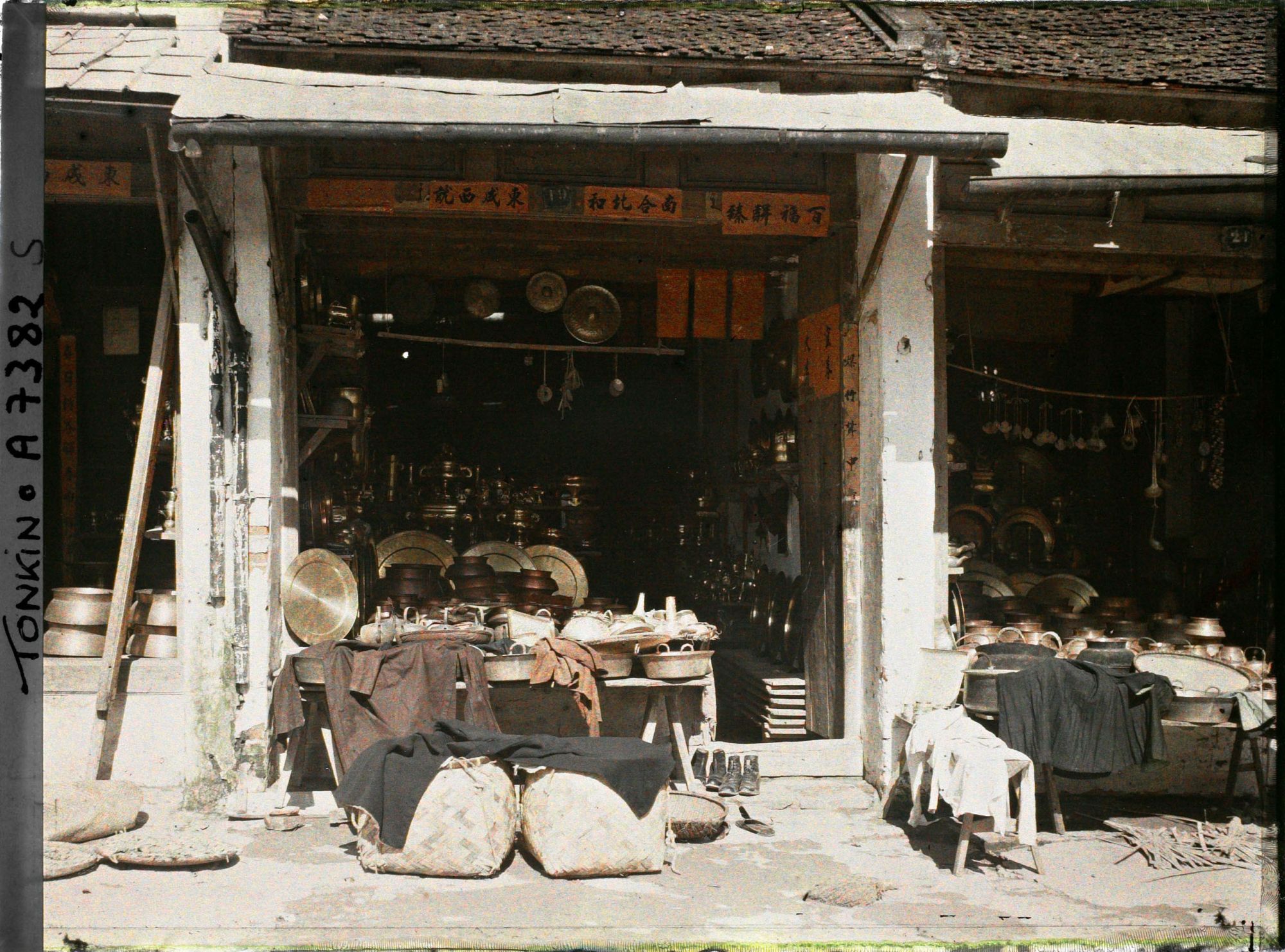 Image représentant Une boutique d'objets en cuivre, dans la " rue du Cuivre "