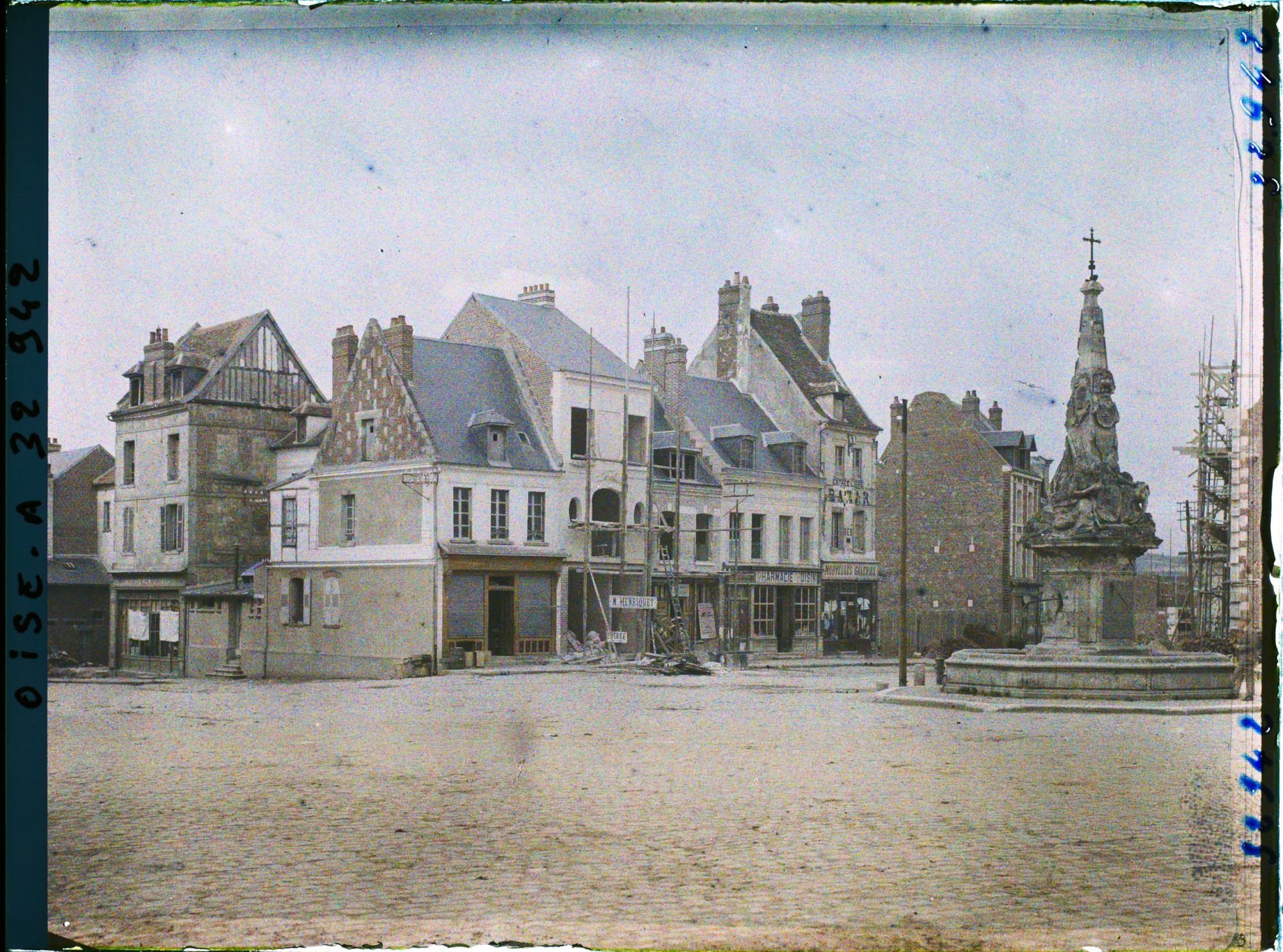 Image représentant France, Noyon, Autre aspect de la Place de l'Hôtel de Ville