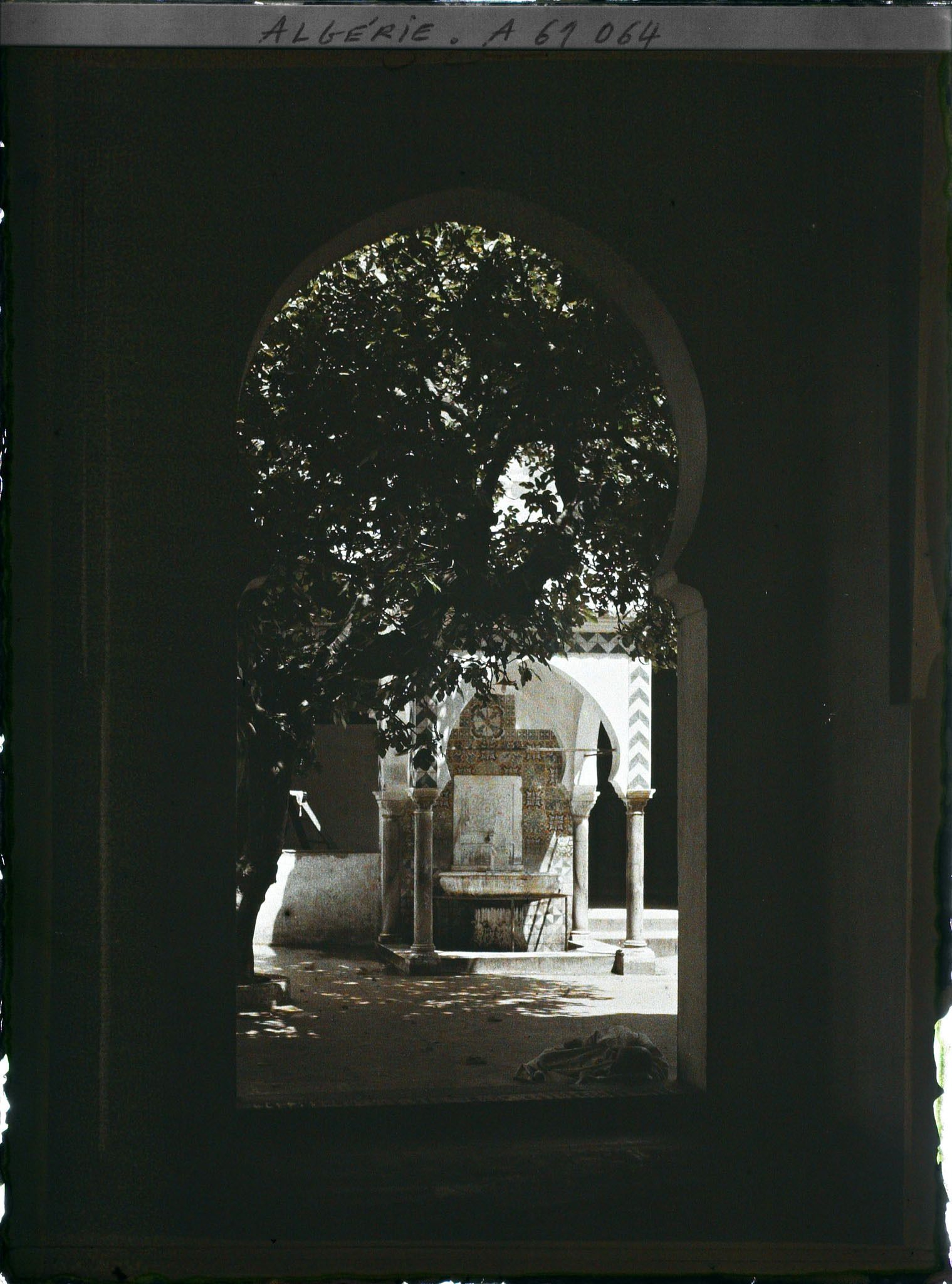 Image représentant La fontaine aux ablutions dans la cour de la grande mosquée
