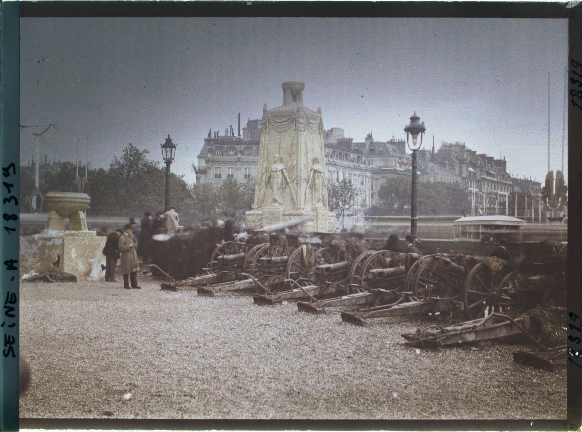 Image représentant Le Cénotaphe en hommage aux morts pour la patrie et les canons exposés pour les fêtes de la Victoire des 13 et 14 juillet place de l'Etoile