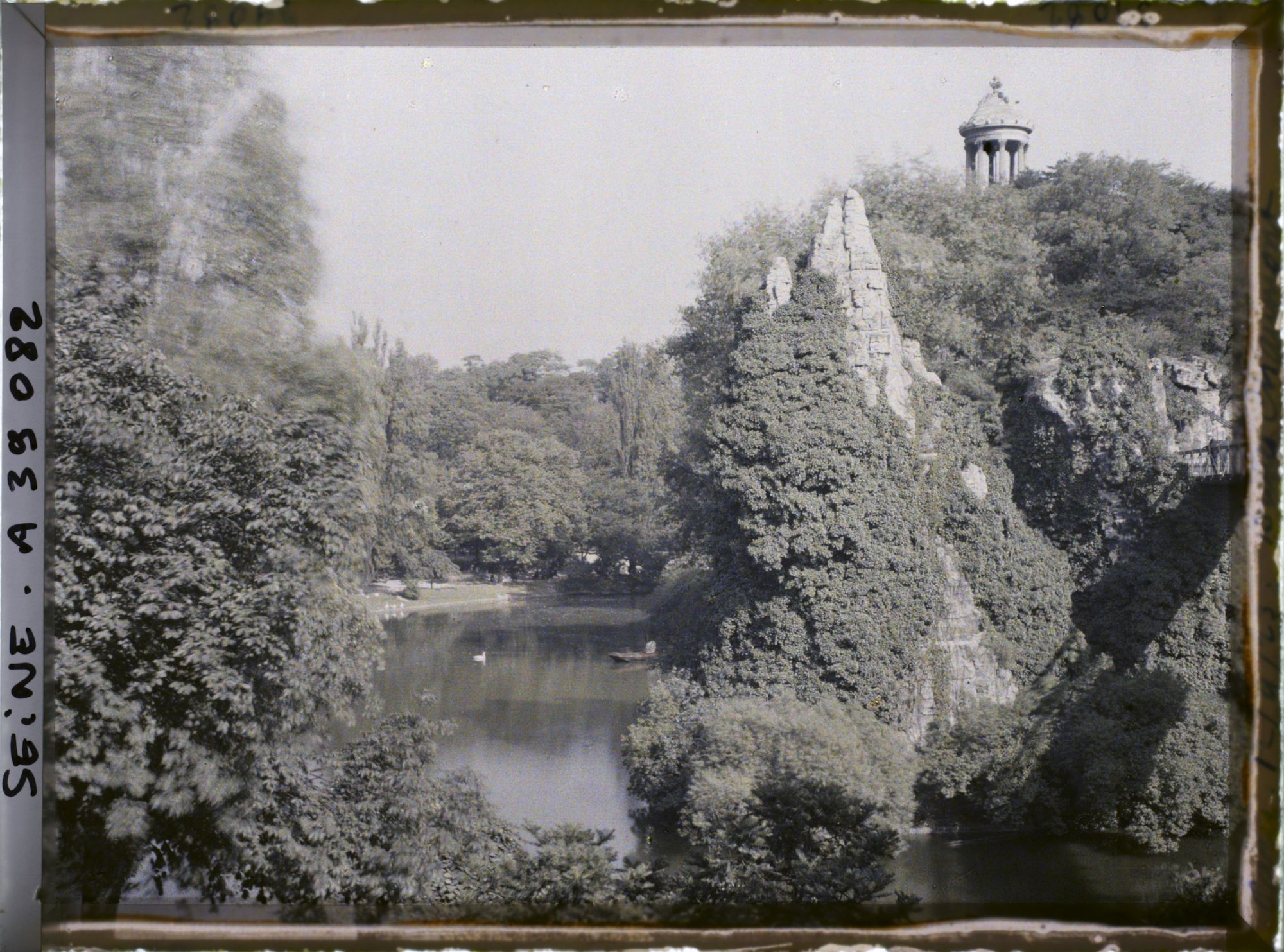 Image représentant Les Buttes-Chaumont, le lac et le belvédère (reproduction du temple de Vesta dit "de la sibylle" à Rome)